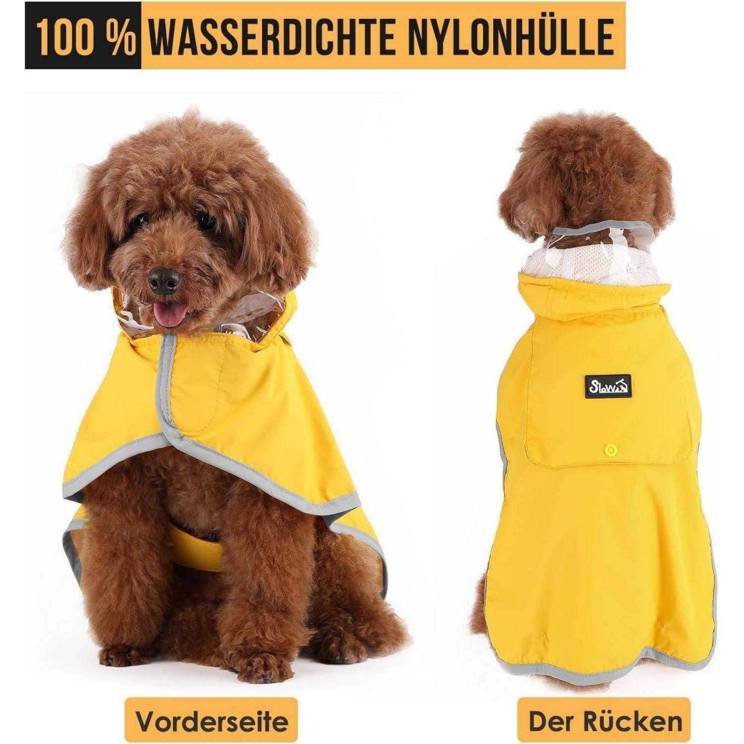 Ein kleiner brauner Hund, der einen hellgelben, wasserdichten Nylon-Regenmantel trägt. Die Frontalansicht zeigt die Kapuze und die vordere Abdeckung; die Rückansicht zeigt das Logo des Mantels.