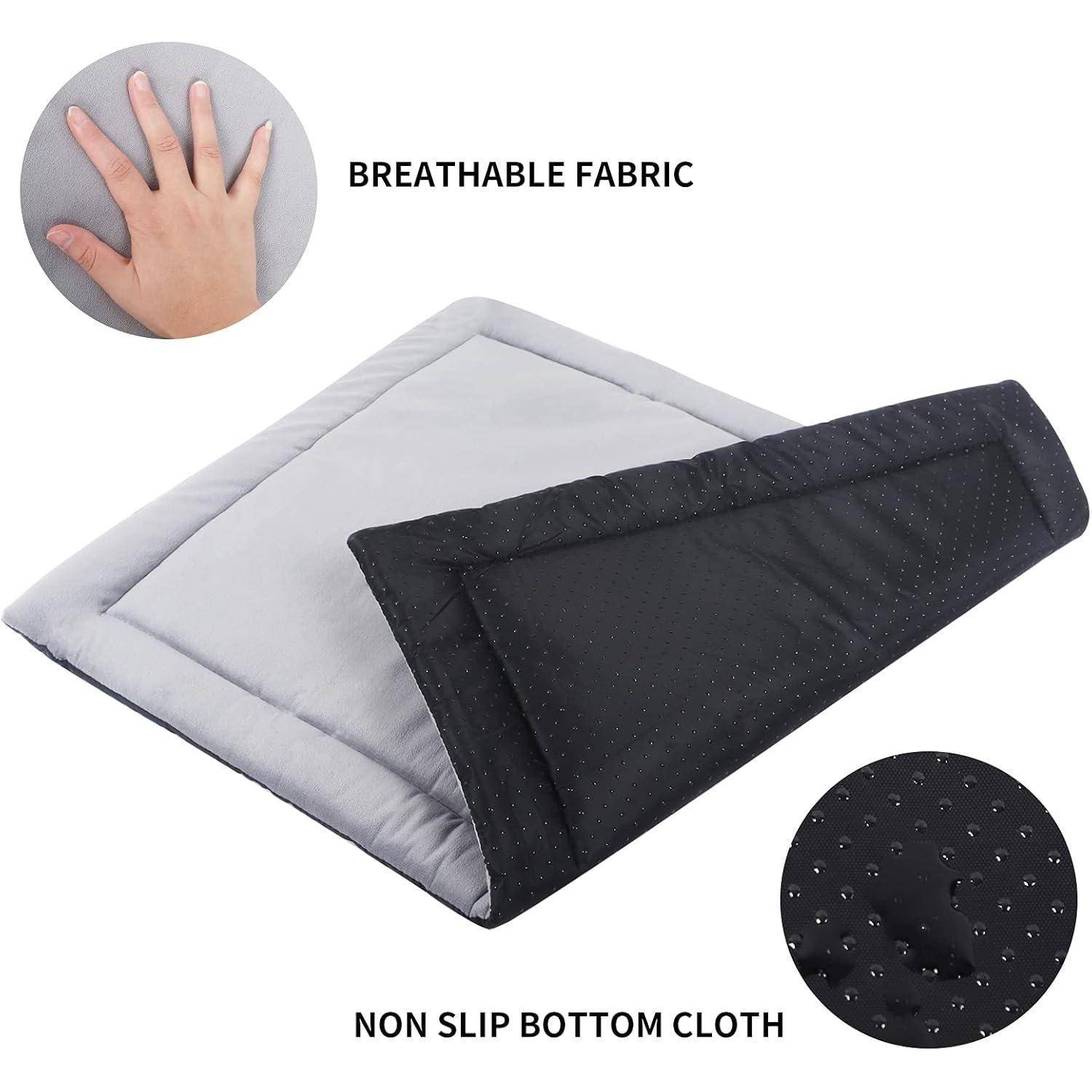 Eine gefaltete Matte mit Etikett 'Atmungsaktiver Stoff', das eine Hand auf dem Stoff zeigt, und ein Etikett 'Rutschfester Untergrund' mit einer gepunkteten Textur.