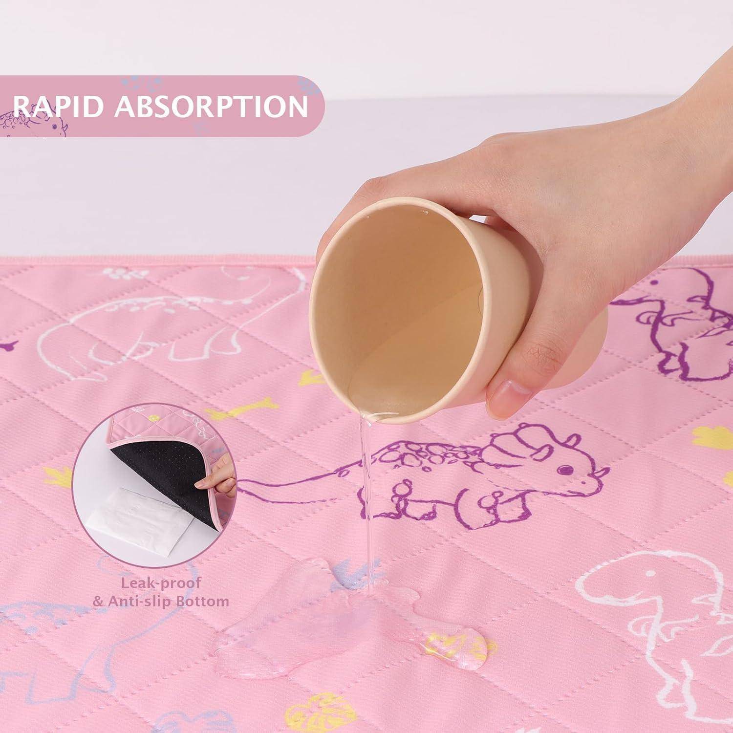 Eine Hand gießt Wasser auf eine rosa Steppdecke mit Tiermotiven und demonstriert dabei die ‚Schnelle Absorption'. Eine Detailansicht zeigt die auslaufsicheren und rutschfesten Eigenschaften.