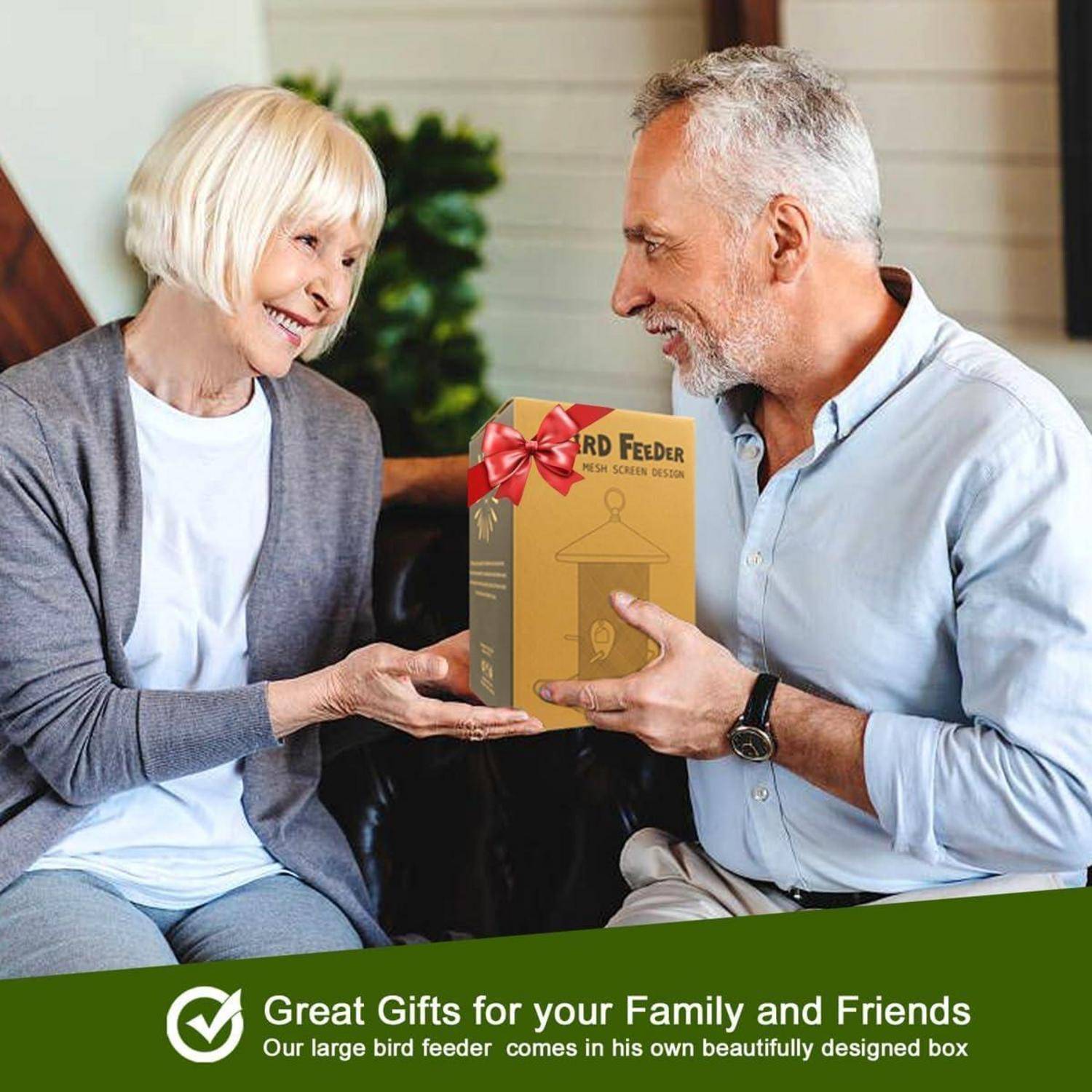Ein älteres Paar lächelt herzlich, während der Mann eine Vogelfutterhaus-Geschenkbox überreicht. Text lautet: ‚Tolle Geschenke für Ihre Familie und Freunde.