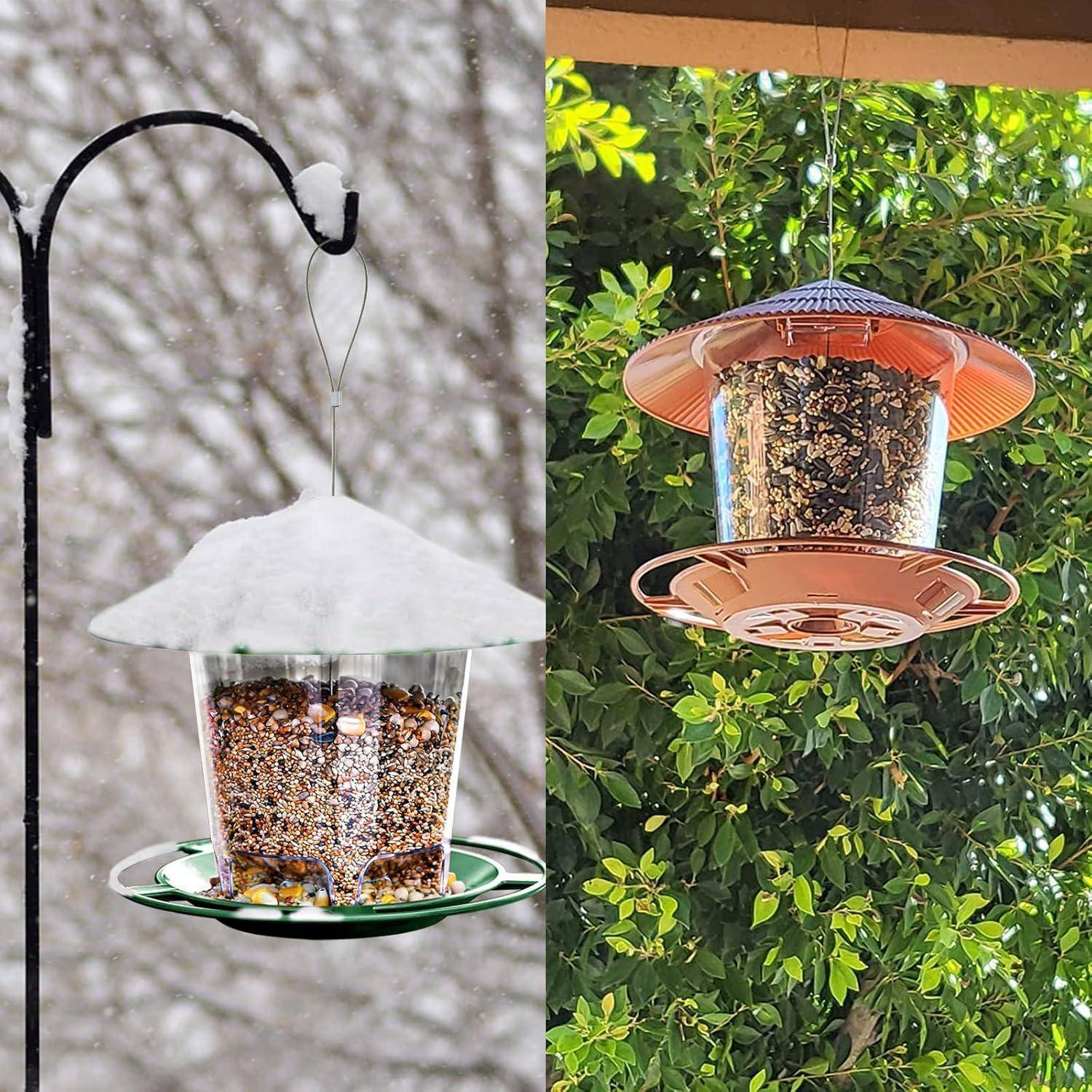 Ein Vogelfutterhäuschen mit Samen ist in zwei verschiedenen Jahreszeiten zu sehen: im Winter mit schneebedecktem Dach und im Sommer, umgeben von grünem Laub.