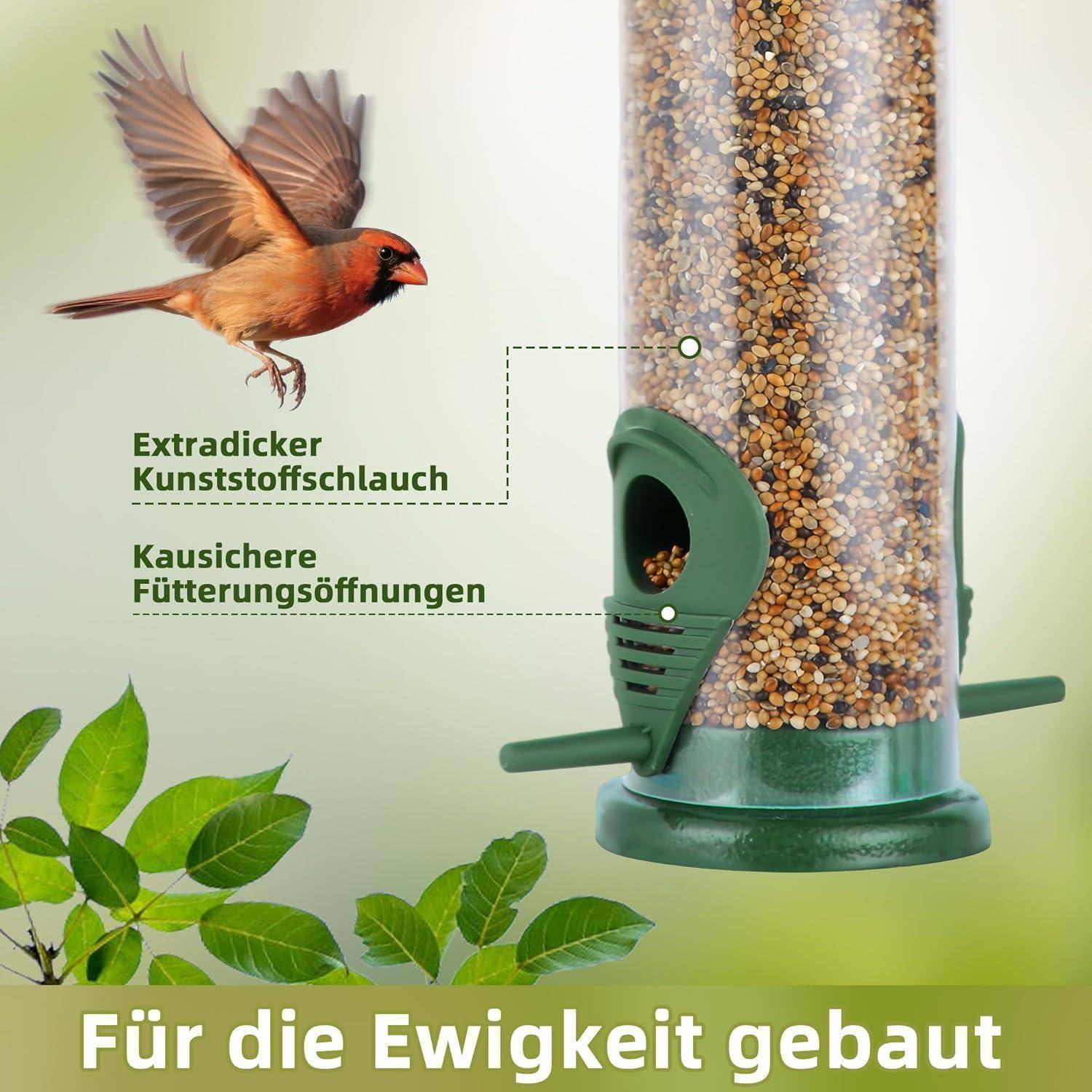Ein Vogelfutterspender mit einem sich nähernden Vogel, mit beschrifteten Teilen: 'Extrastarker Kunststoffschlauch' und 'Kuitterungsöffnung'. Text: 'Für die Ewigkeit gebaut'. Grüne Blätter darunter.