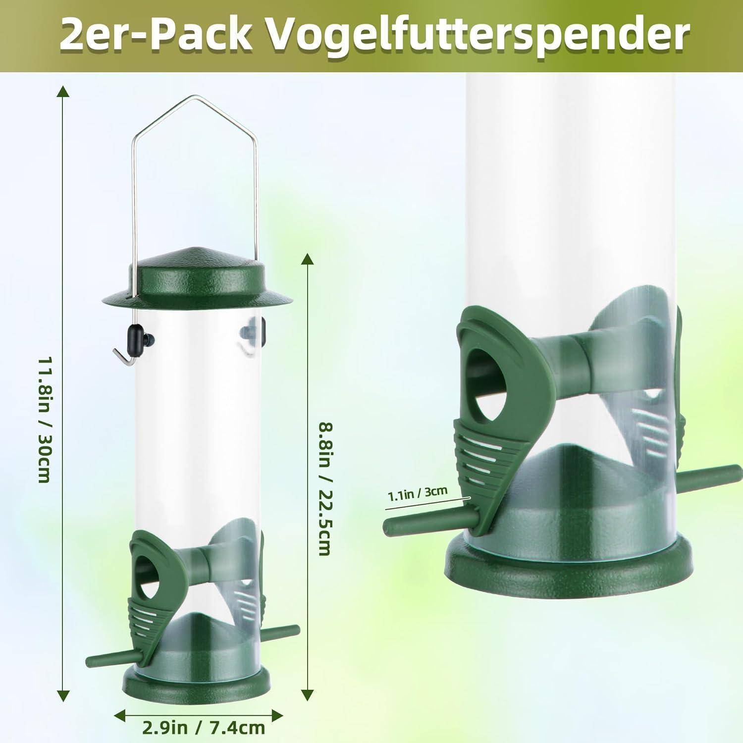 Grüner Vogelfutterspender mit Aufhänger, zwei Futterdurchgängen und Sitzstange. Abmessungen: 11,8 Zoll/30 cm hoch, 2,9 Zoll/7,4 cm Durchmesser. Gekennzeichnet als '2er-Pack Vogelfutterspender'.