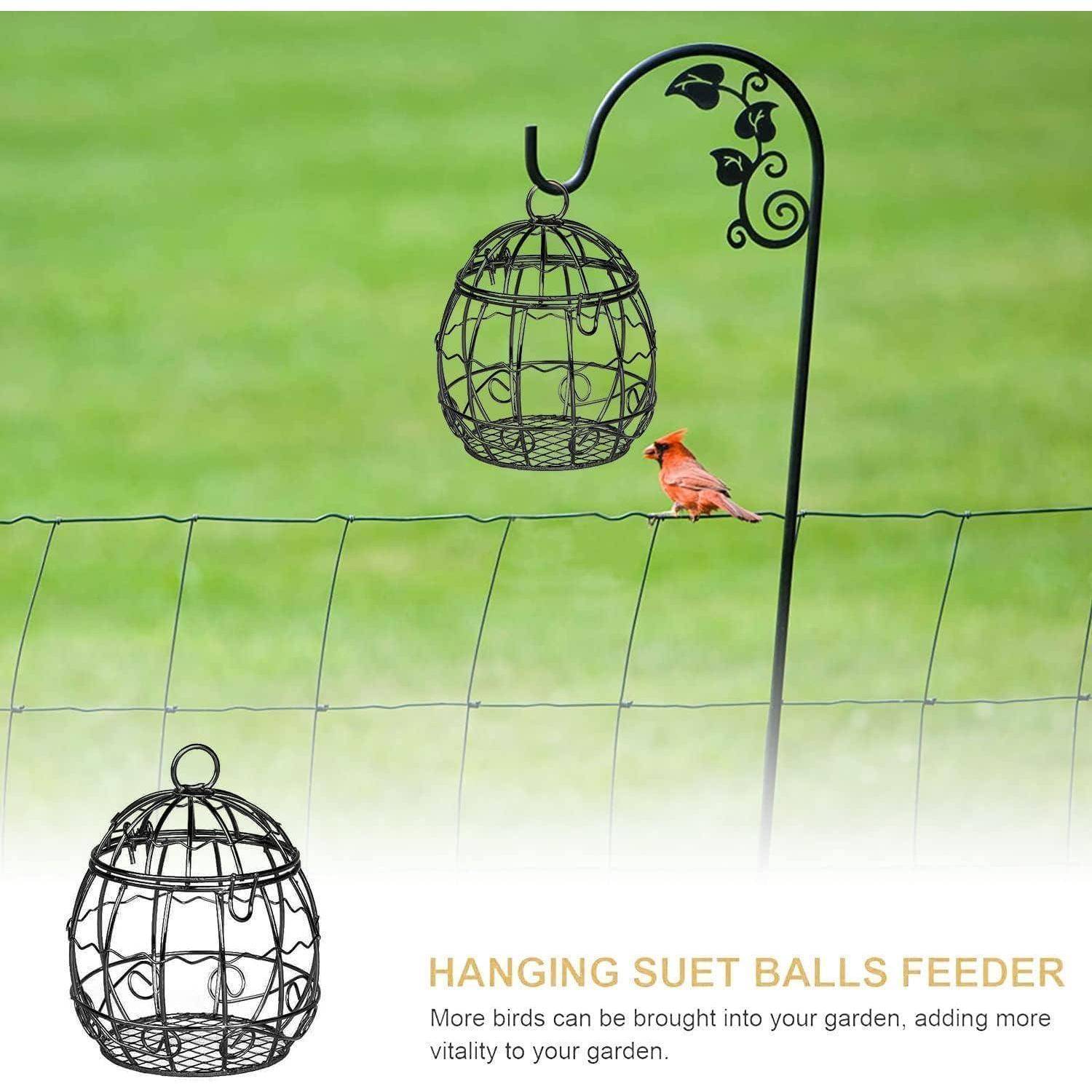 Ein roter Vogel sitzt auf einem Zaun neben einem hängenden Futterball-Futterhaus mit dekorativem Rankendesign. Text lautet: „Hängende Futterball-Futterstelle.