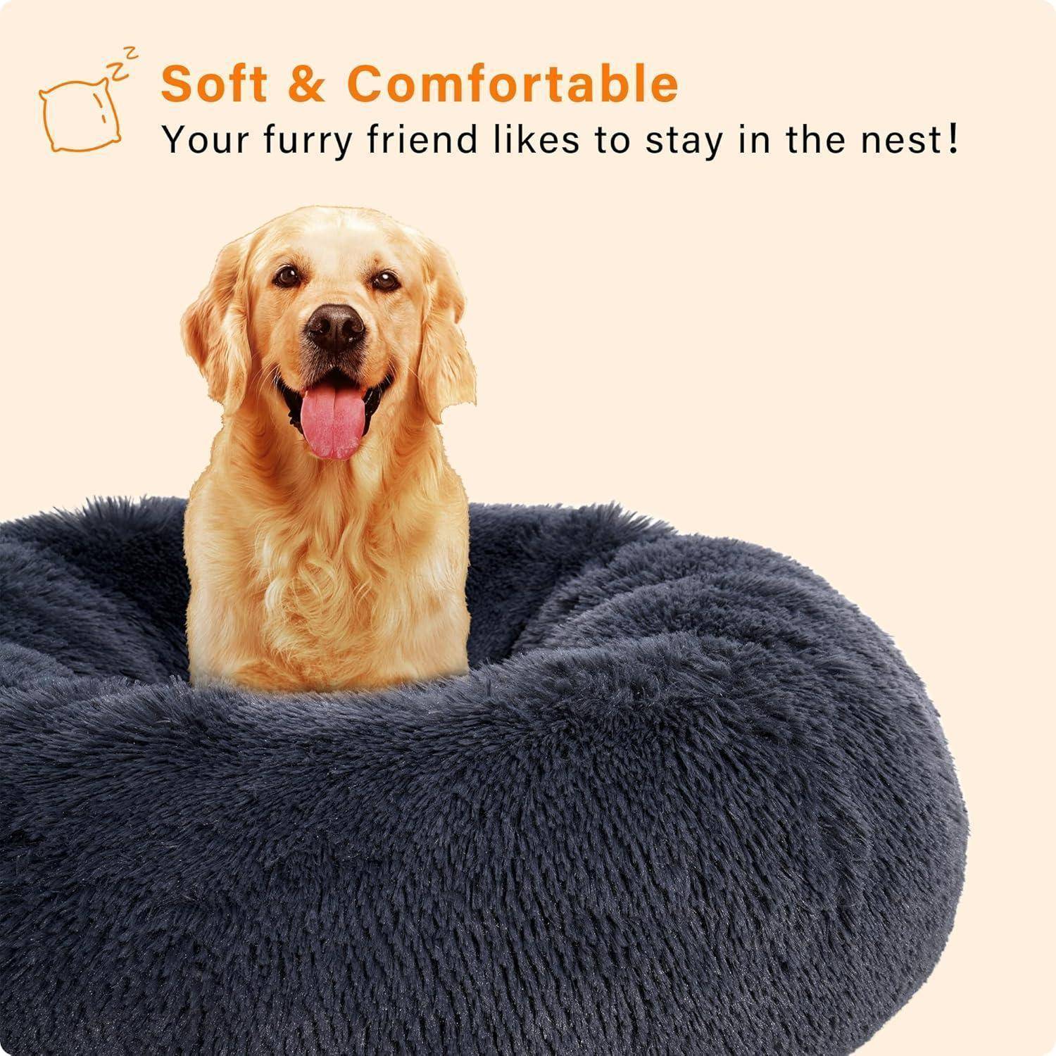 Ein Golden Retriever sitzt in einem plüschigen, dunkelgrauen Tierbett. Text darüber liest sich: 'Weich & Gemütlich. Ihr pelziger Freund mag es, im Nest zu bleiben!