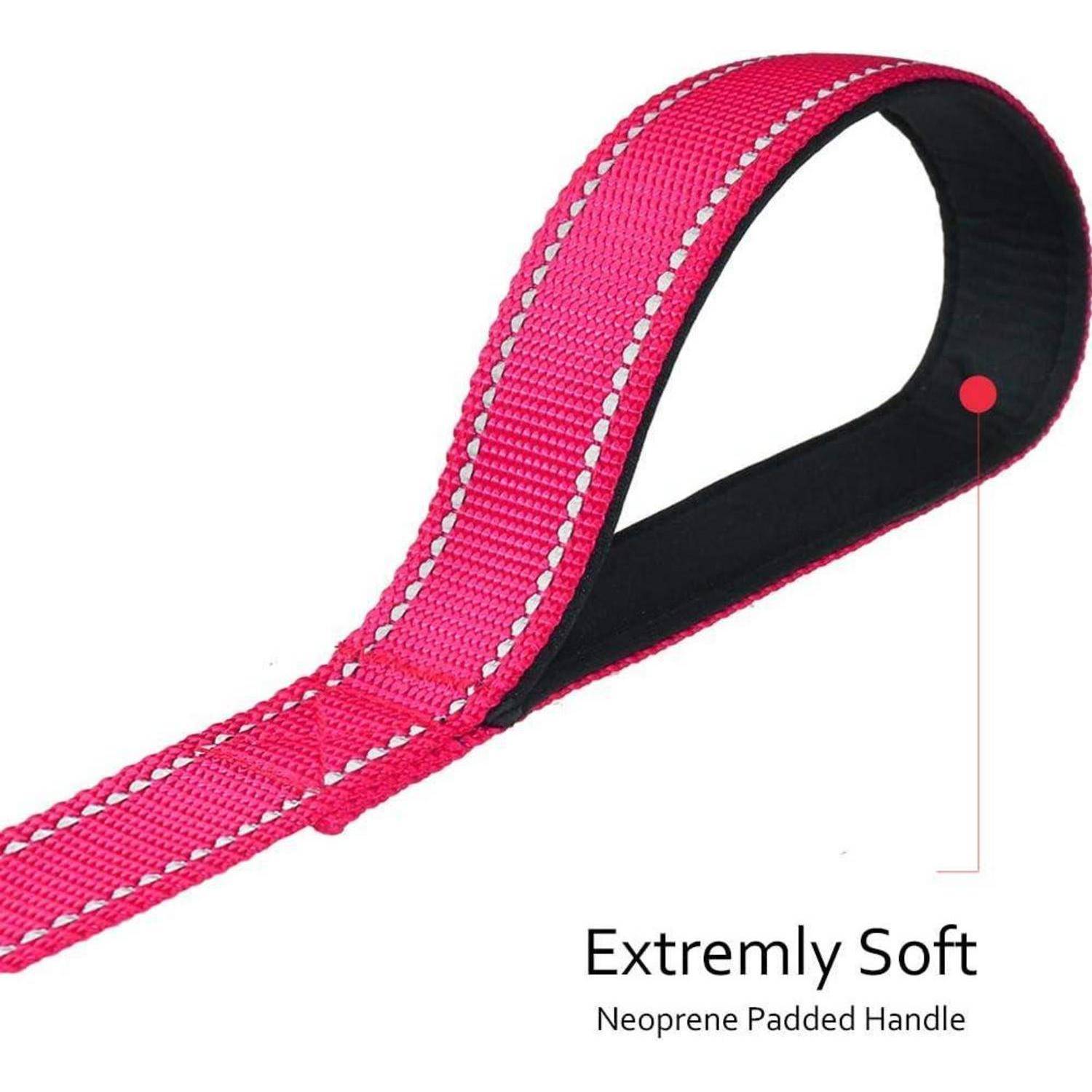 Eine rosa, geschwungene Hundeleine mit gepolstertem Neoprengriff, beschriftet mit 'Extrem Weich' und 'Neopren Gepolsterter Griff'.