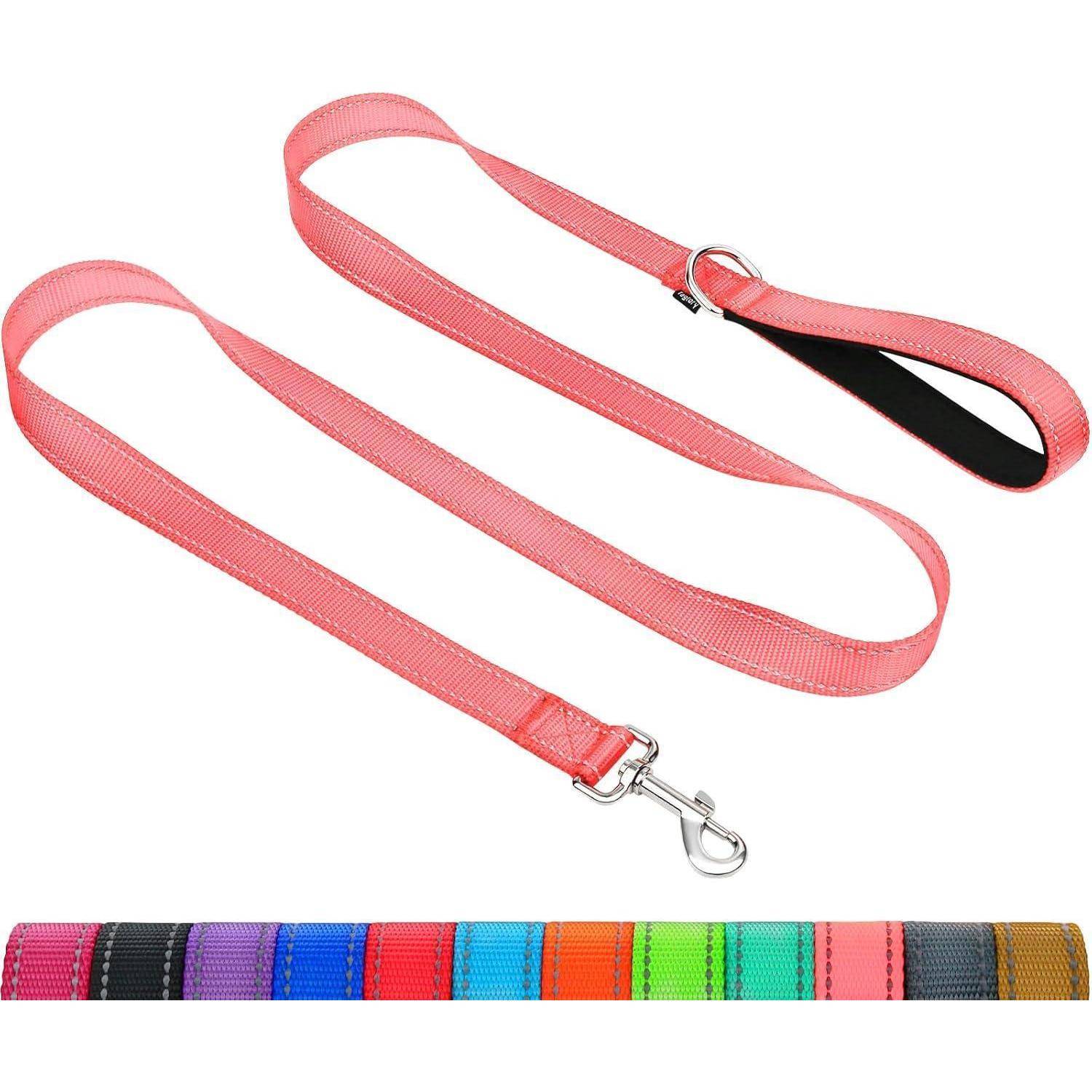 Eine rosa Hundeleine mit einer Metallklemme wird gezeigt. Verschiedene Farben werden unten dargestellt, einschließlich Rot, Orange, Blau, Grün und Schwarz.