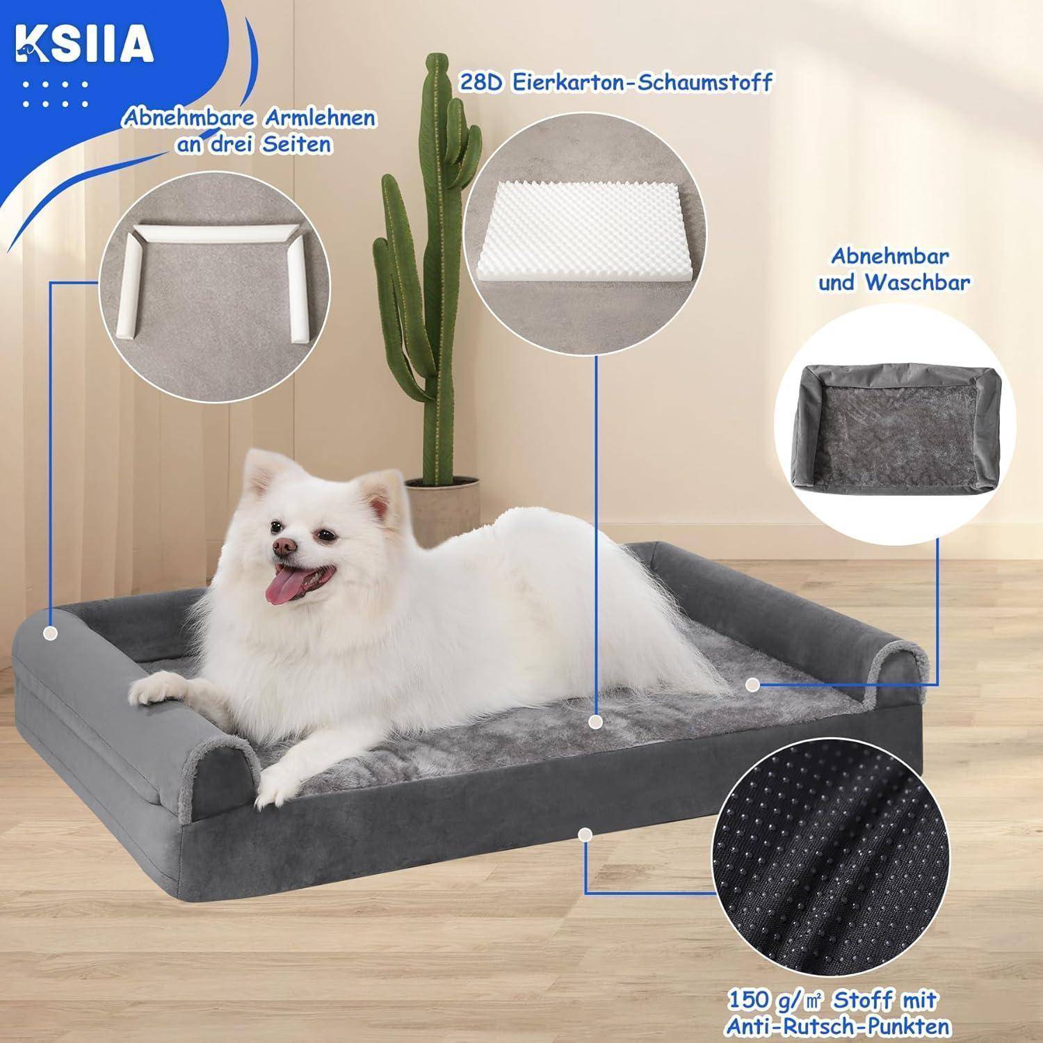 Ein weißer Hund auf einem grauen Haustierbett im Wohnzimmer. Das Bild hebt Merkmale des Bettes hervor, wie abnehmbare Bezüge und waschbare Materialien.