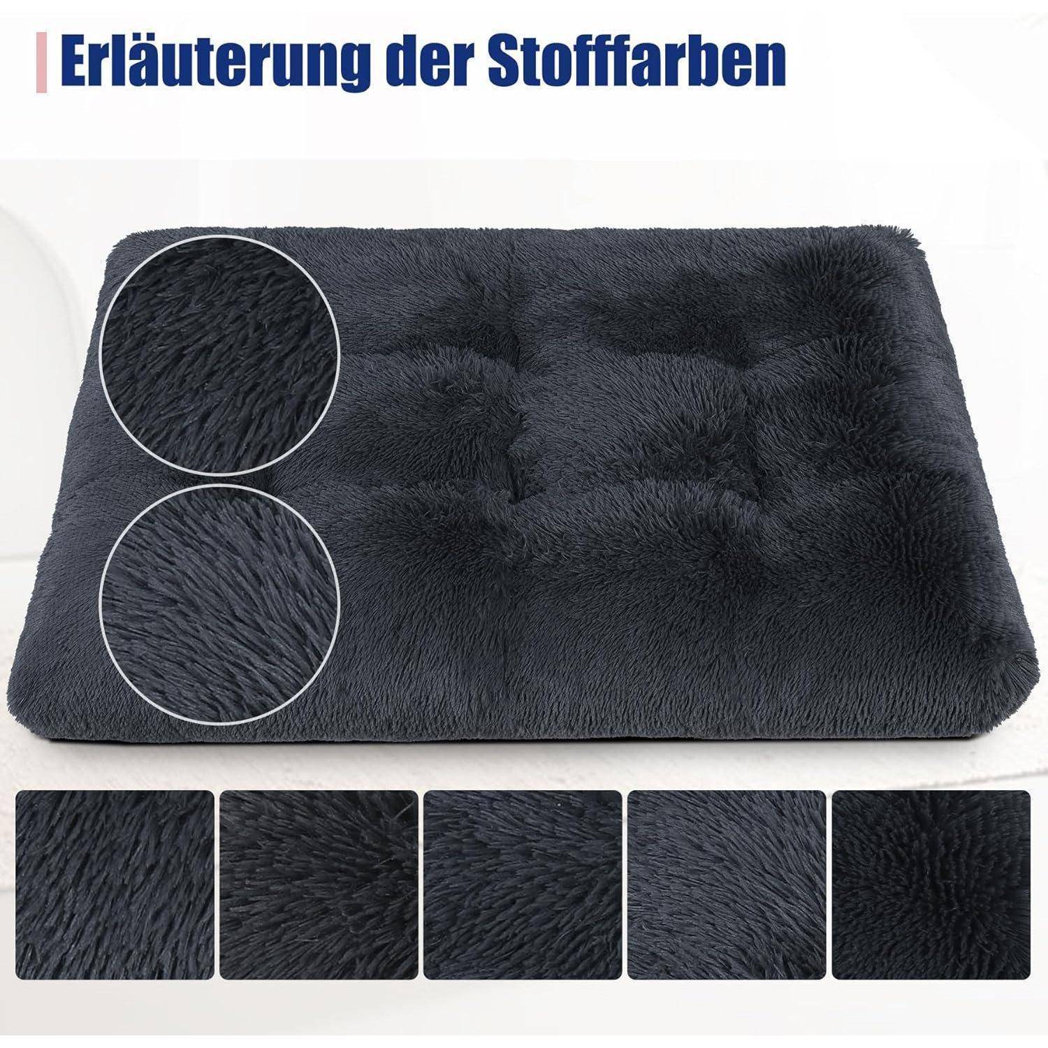 Mehrere Stoffmuster in verschiedenen Schattierungen von Dunkelgrau, die über und um ein weiches Kissen herum ausgelegt sind.