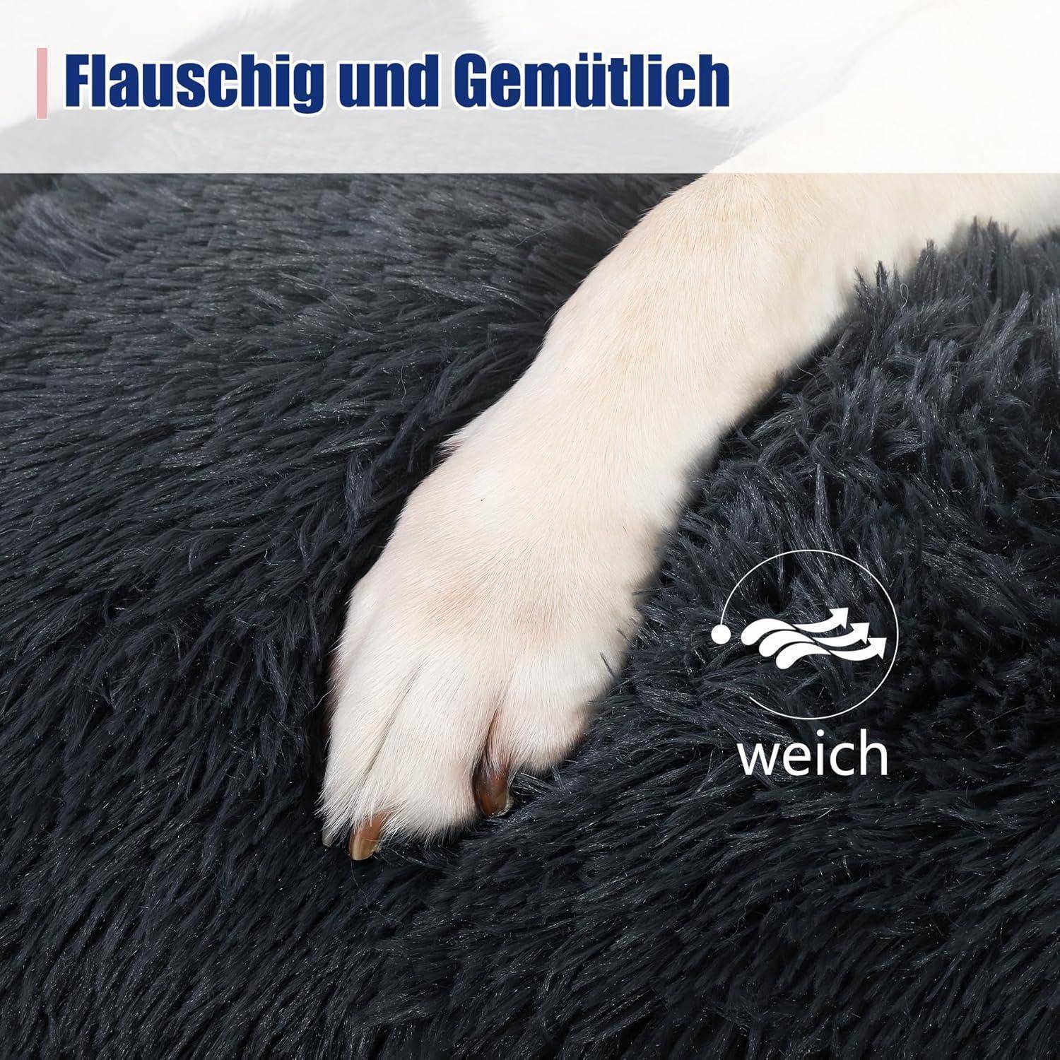 Eine Hundetatze ruht auf einer flauschigen, weichen schwarzen Oberfläche mit dem Text 'Flauschig und Gemütlich' und einem mit 'weich' beschrifteten Icon, was Komfort impliziert.