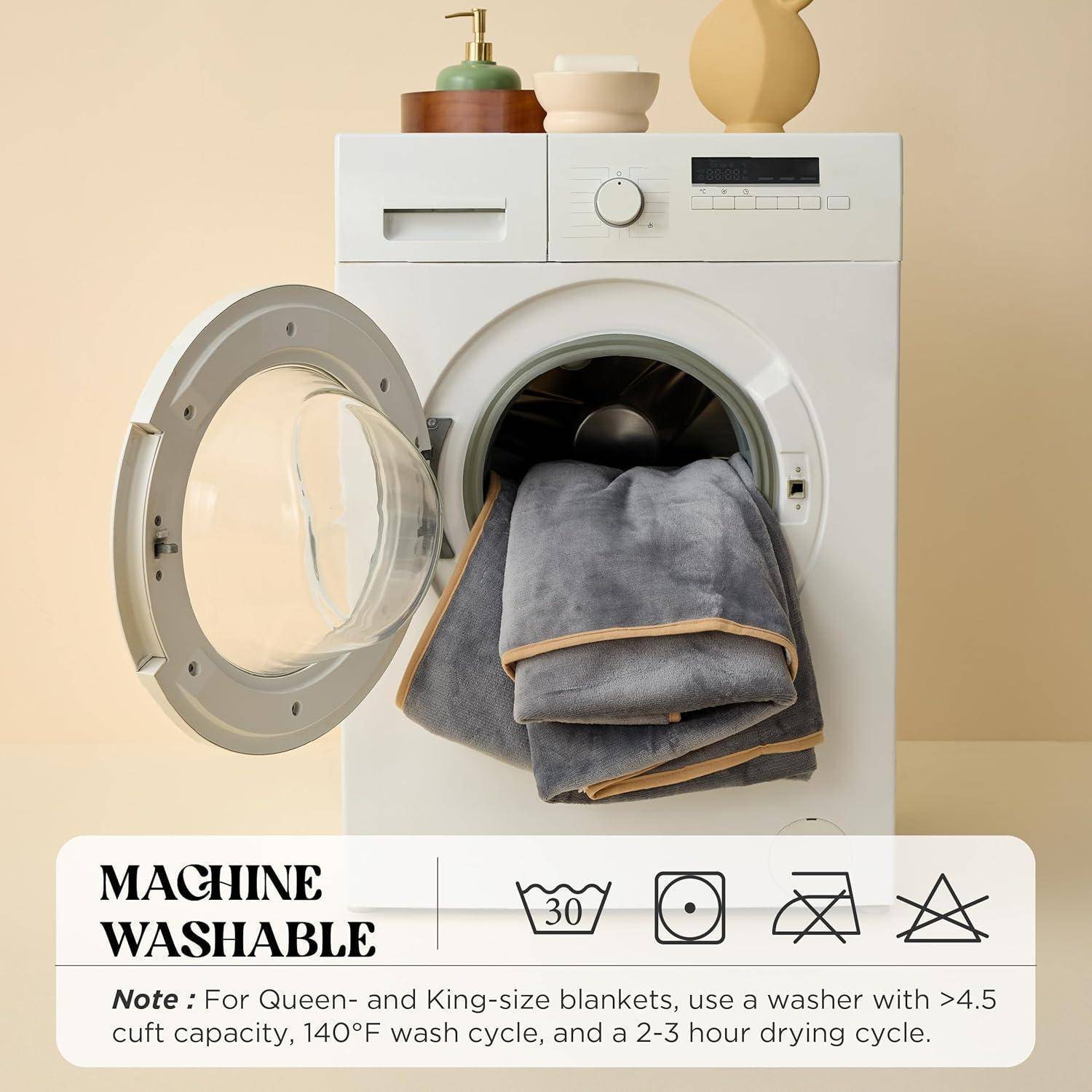 Eine Waschmaschine mit Handtüchern im Inneren, beschriftet mit 