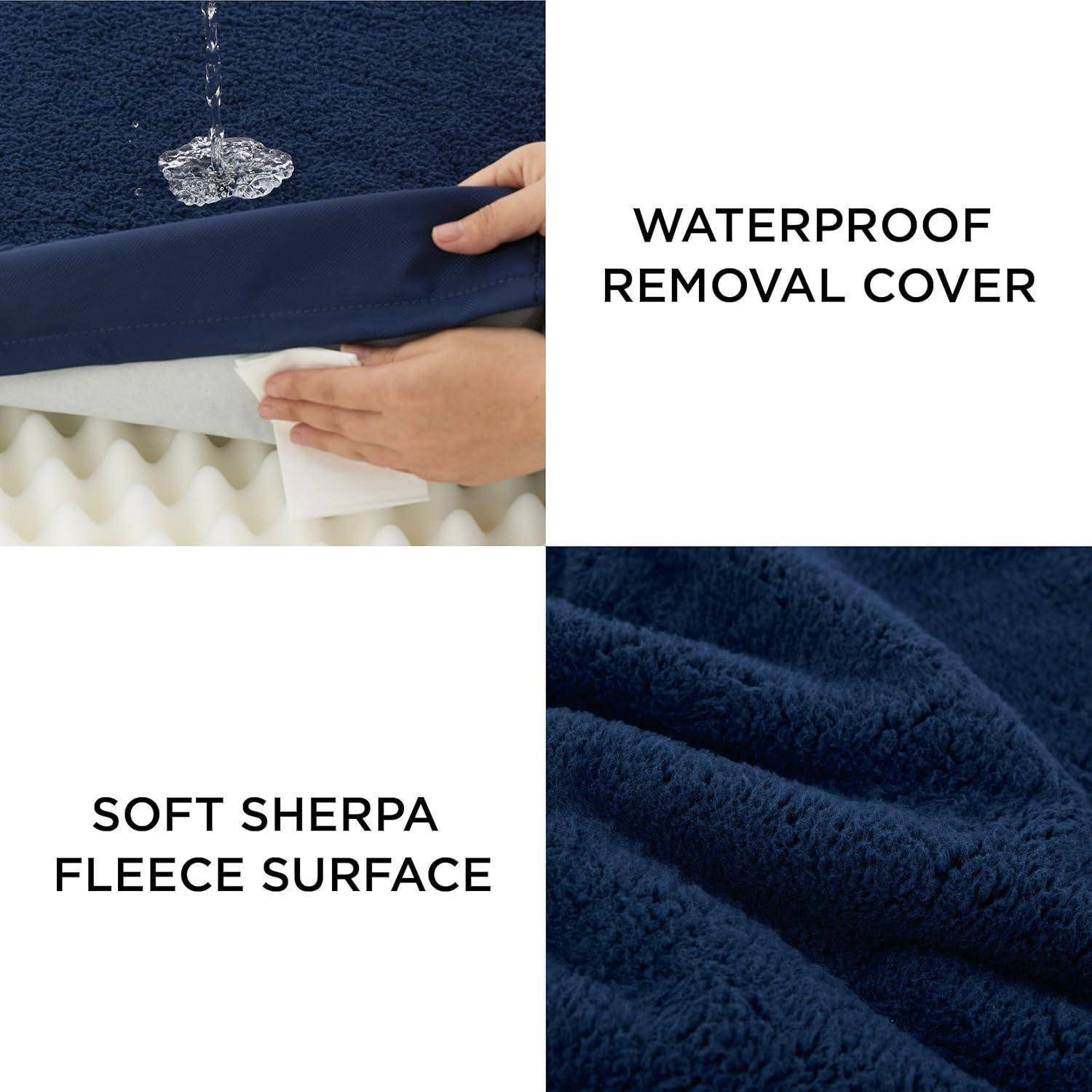 Eine Matratzenauflage mit einer Hand, die ihren wasserdichten abnehmbaren Bezug und die weiche Sherpa-Fleece-Oberfläche zeigt. Wassertropfen werden abgewiesen und nicht absorbiert.