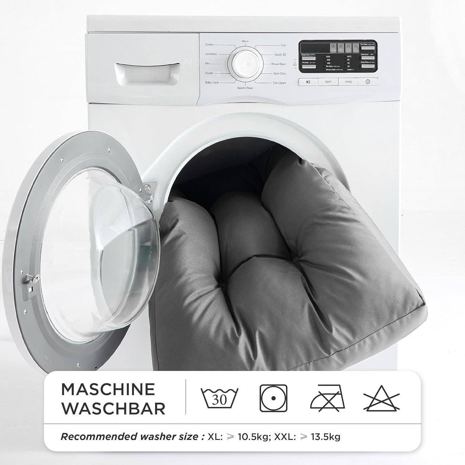 Eine Frontlader-Waschmaschine mit offener Tür zeigt ein großes Kissen im Inneren. Etiketten weisen darauf hin, dass sie für XL- und XXL-Größen geeignet ist und verschiedene Waschprogramme besitzt.
