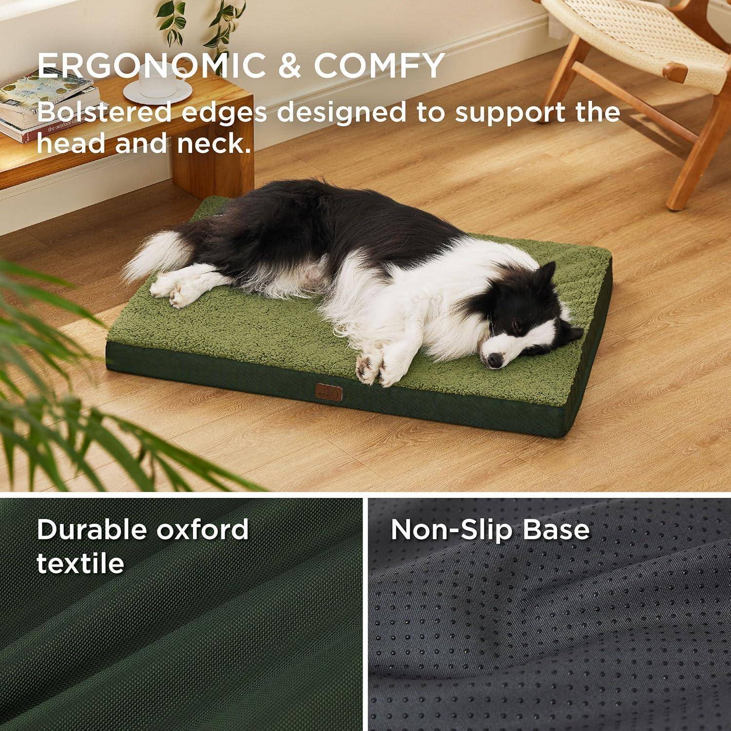 Ein schwarz-weißer Hund schläft auf einem grünen orthopädischen Haustierbett mit erhöhten Rändern. Der Text hebt die 'ergonomischen & bequemen' Eigenschaften hervor.