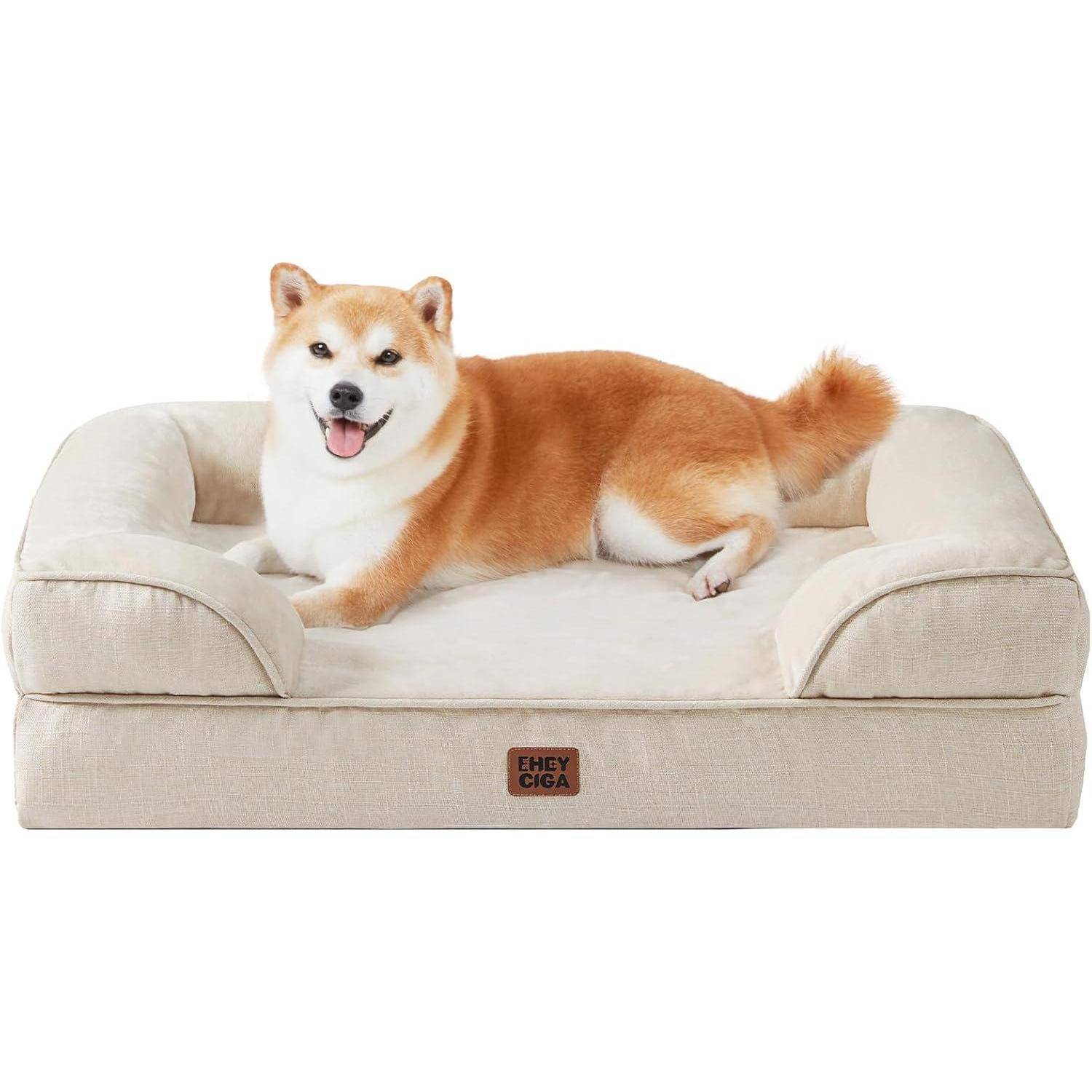 Ein Shiba Inu Hund liegt gemütlich auf einem beigen Haustiersofa, lächelt mit herausgestreckter Zunge. Das Sofa hat eine weiche Textur und erhöhte Seitenwände.