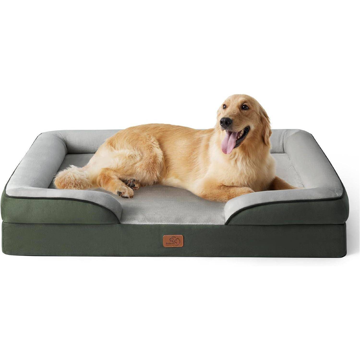 Ein Golden Retriever liegt gemütlich auf einem grün-grauen Hundebett und wirkt entspannt und zufrieden.