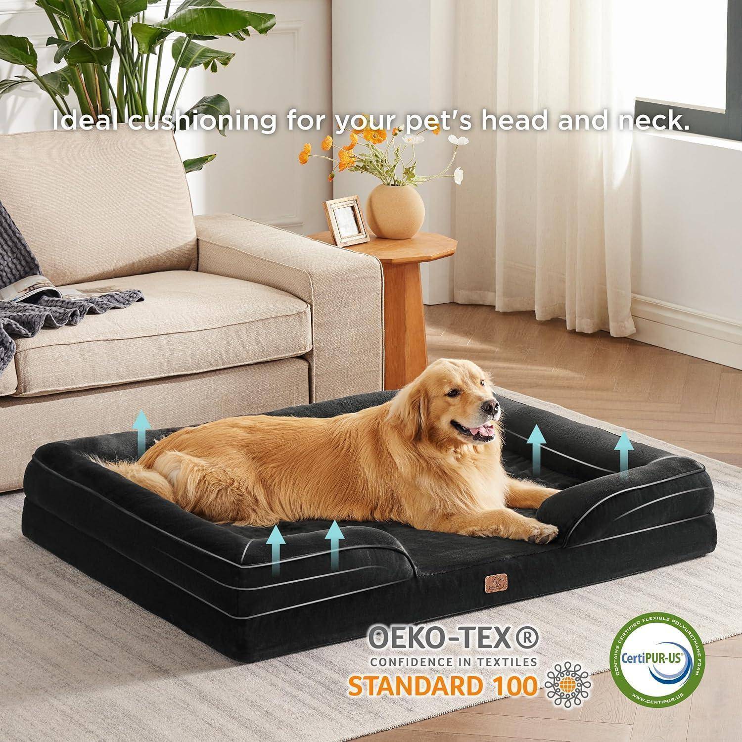Ein Golden Retriever liegt gemütlich auf einem schwarzen Kissenbett in einem Wohnzimmer mit einem Sofa und einem Beistelltisch. Text lautet: „Ideale Polsterung für den Kopf und Nacken Ihres Haustiers