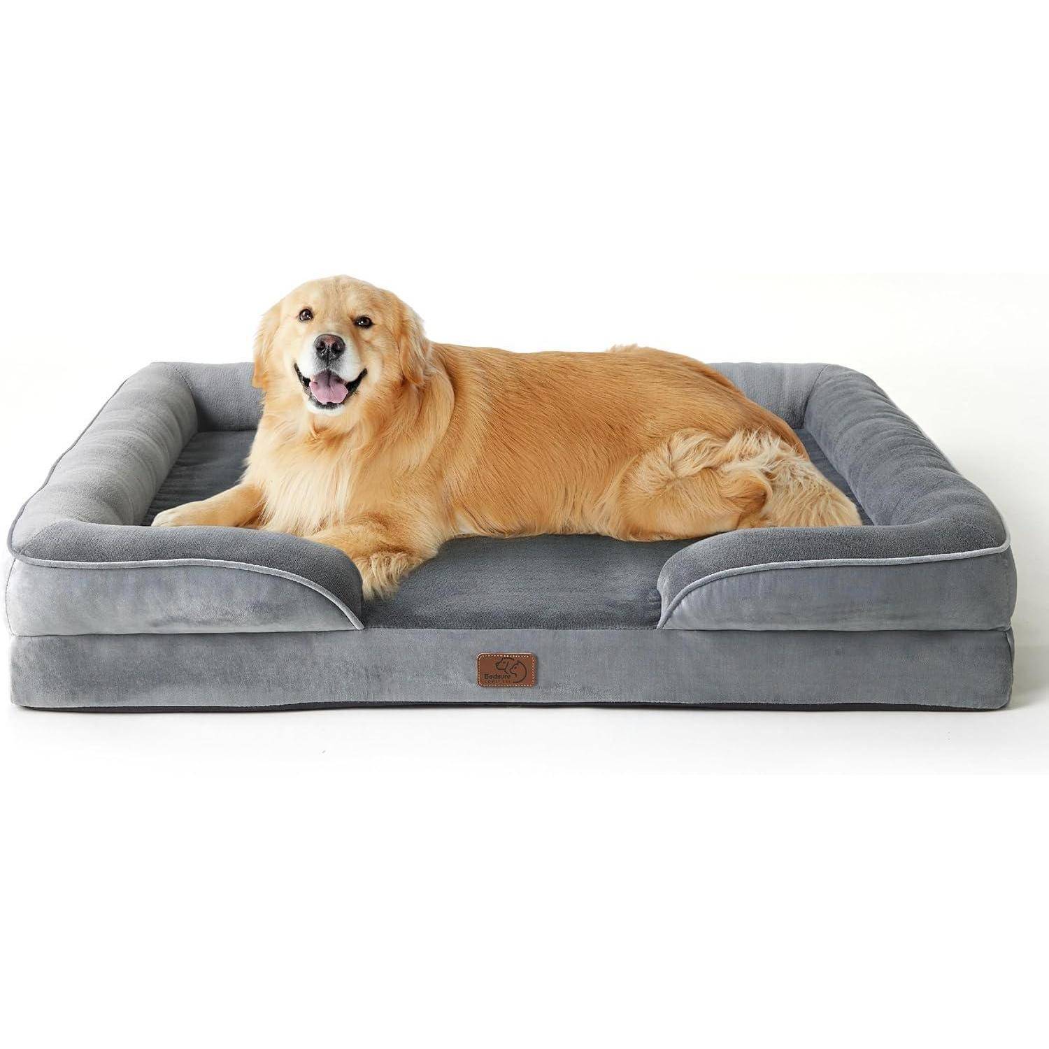 Ein Golden Retriever liegt behaglich auf einem großen, grauen Hundebett und blickt in Richtung Kamera. Das Bett ist weich gepolstert und bequem.