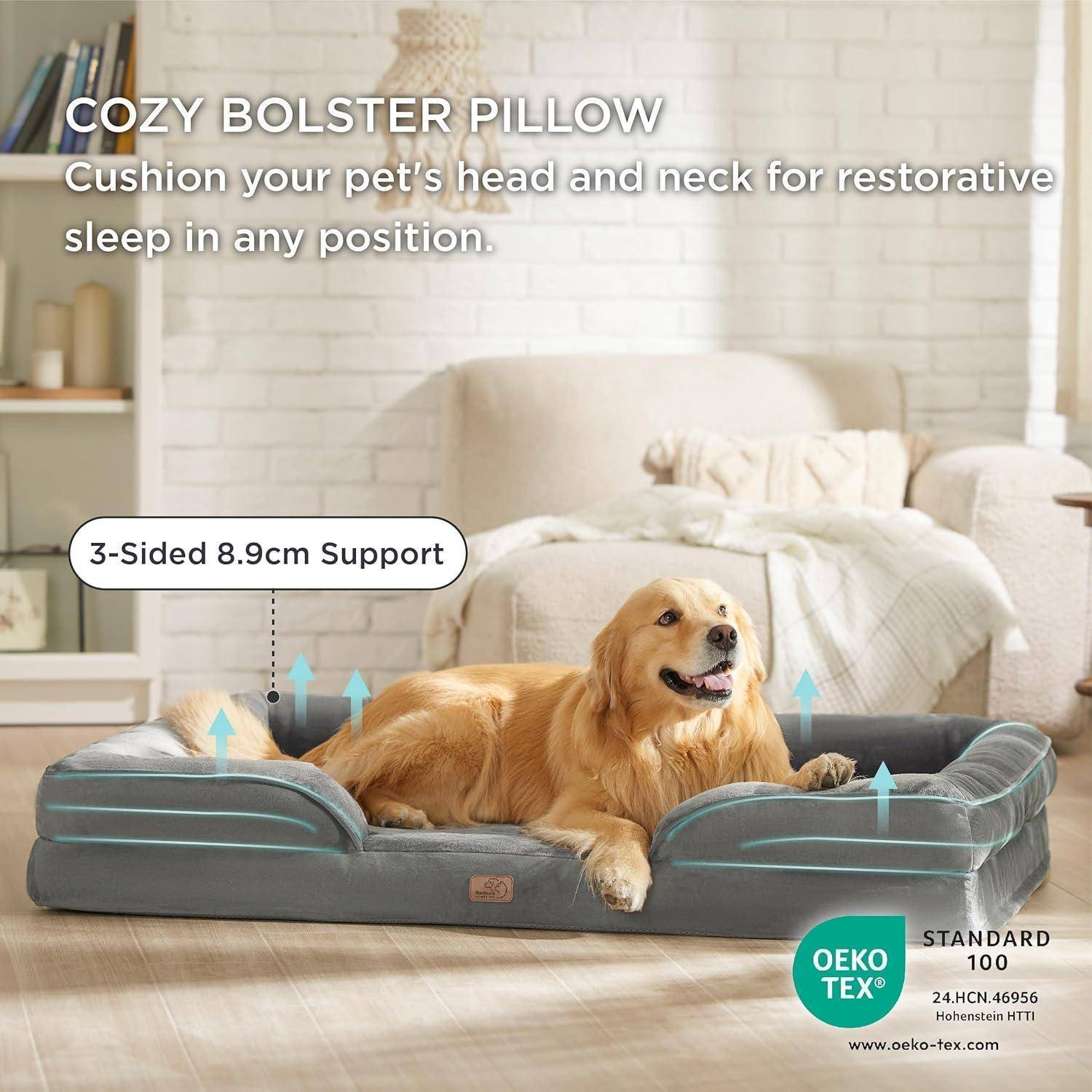 Ein Golden Retriever liegt auf einem grauen Haustierbett mit erhöhten Kanten. Der Text lautet „GEMÜTLICHES STÜTZKISSEN