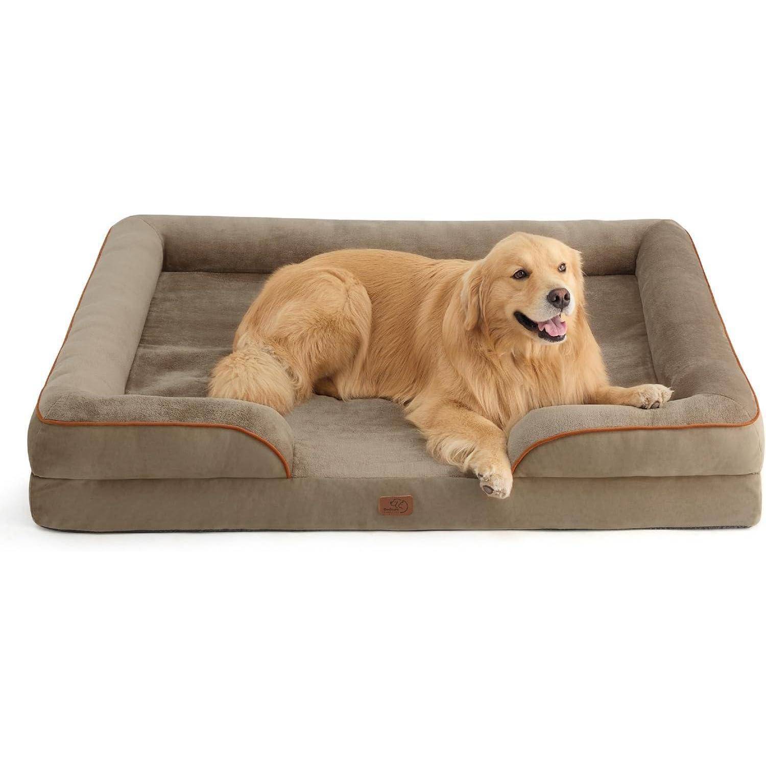 Ein Goldener Retriever liegt gemütlich auf einem großen, weichen, braunen Haustierkorb. Der Hund wirkt entspannt und zufrieden.