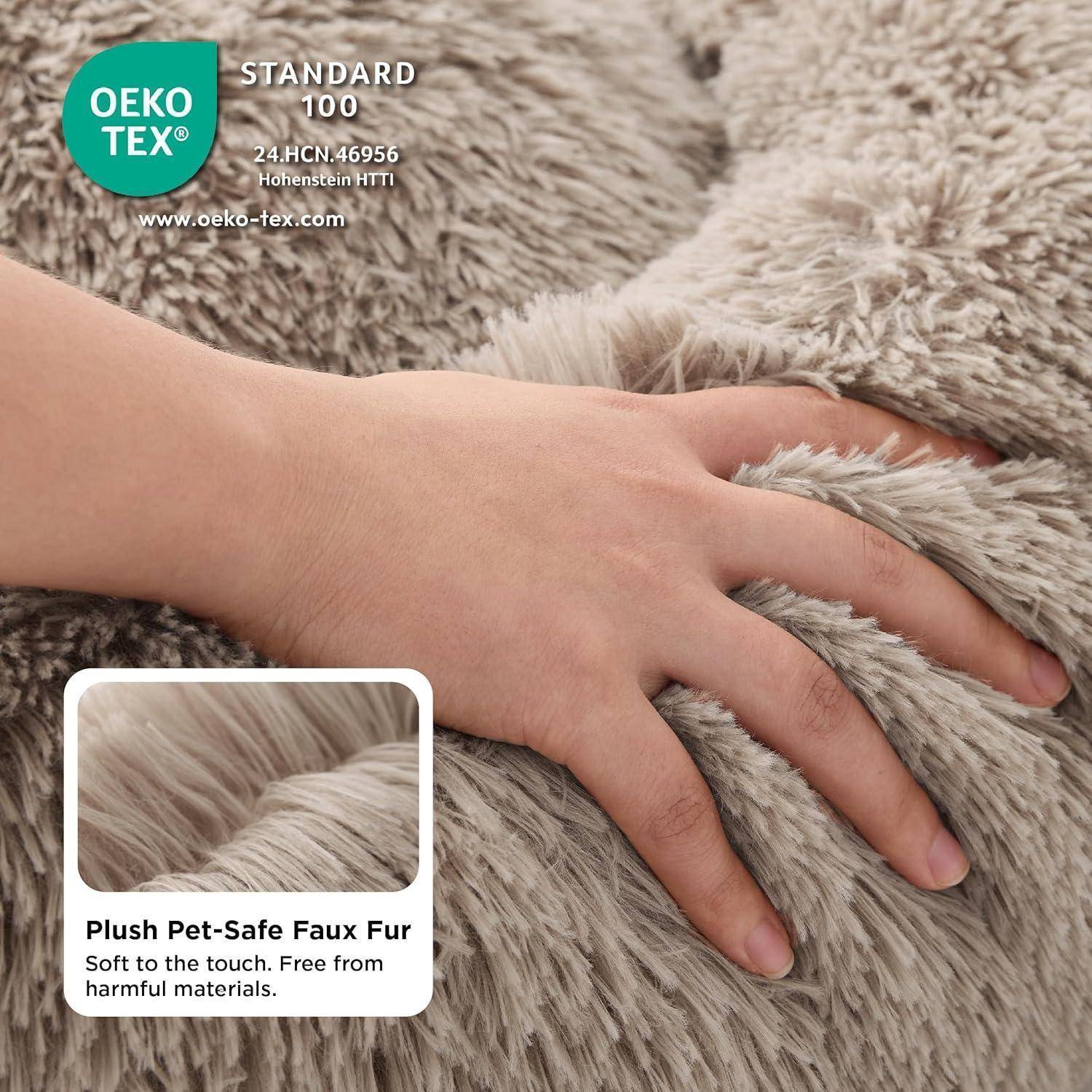Eine Hand, die weiches, plüschiges, haustierfreundliches Kunstfell berührt; mit der Kennzeichnung 'Oeko-Tex Standard 100', was bedeutet, dass es sicher und frei von schädlichen Materialien ist.