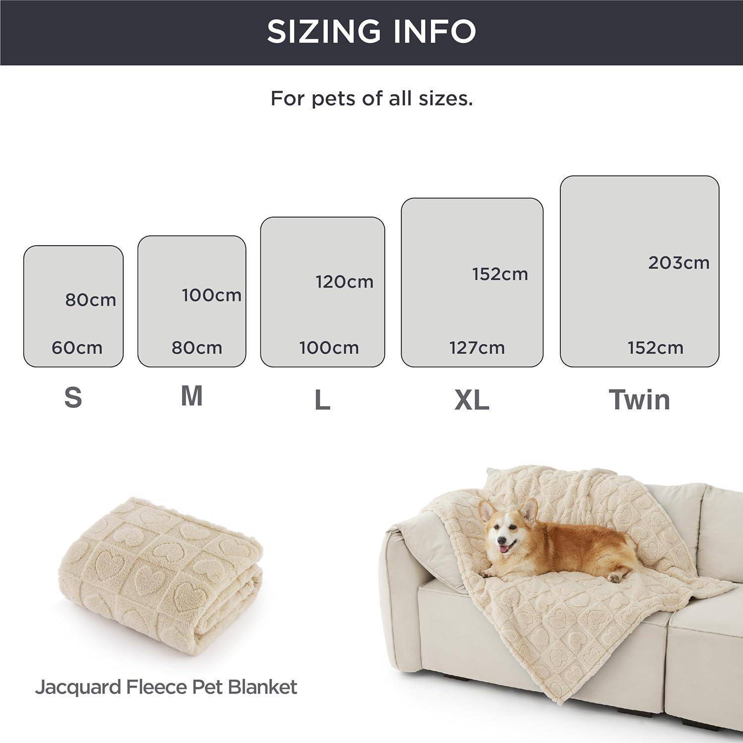 Größeninformationen für Haustierdecken: S (60x80 cm), M (80x100 cm), L (120x100 cm), XL (152x127 cm), Twin (203x152 cm). Kuscheliger Hund auf XL-Decke.