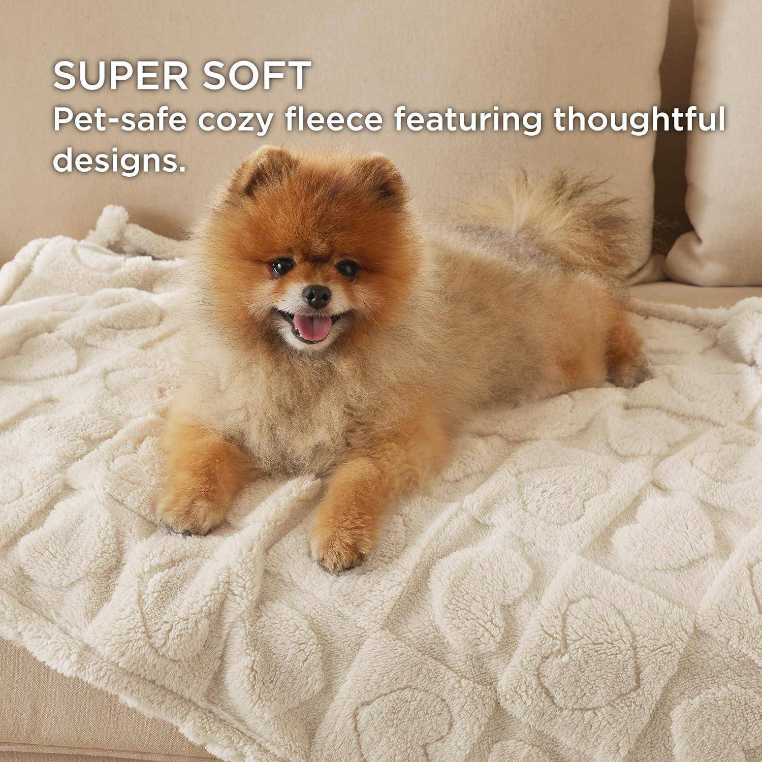 Ein flauschiger Hund liegt auf einer strukturierten Fleece-Decke. Text lautet: ‚SUPER WEICH Haustierfreundliches kuscheliges Fleece mit durchdachten Designs.