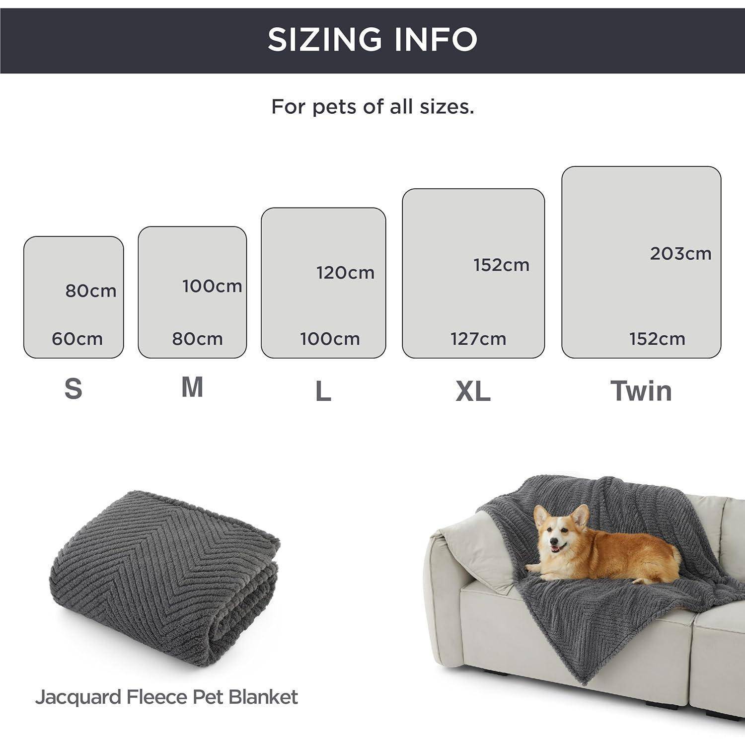 Größeninfo für Haustiere aller Größen; Deckengrößen: S (60 cm), M (80 cm), L (120 cm), XL (152 cm), Twin (203 cm); Bild zeigt einen Hund auf einer Decke.