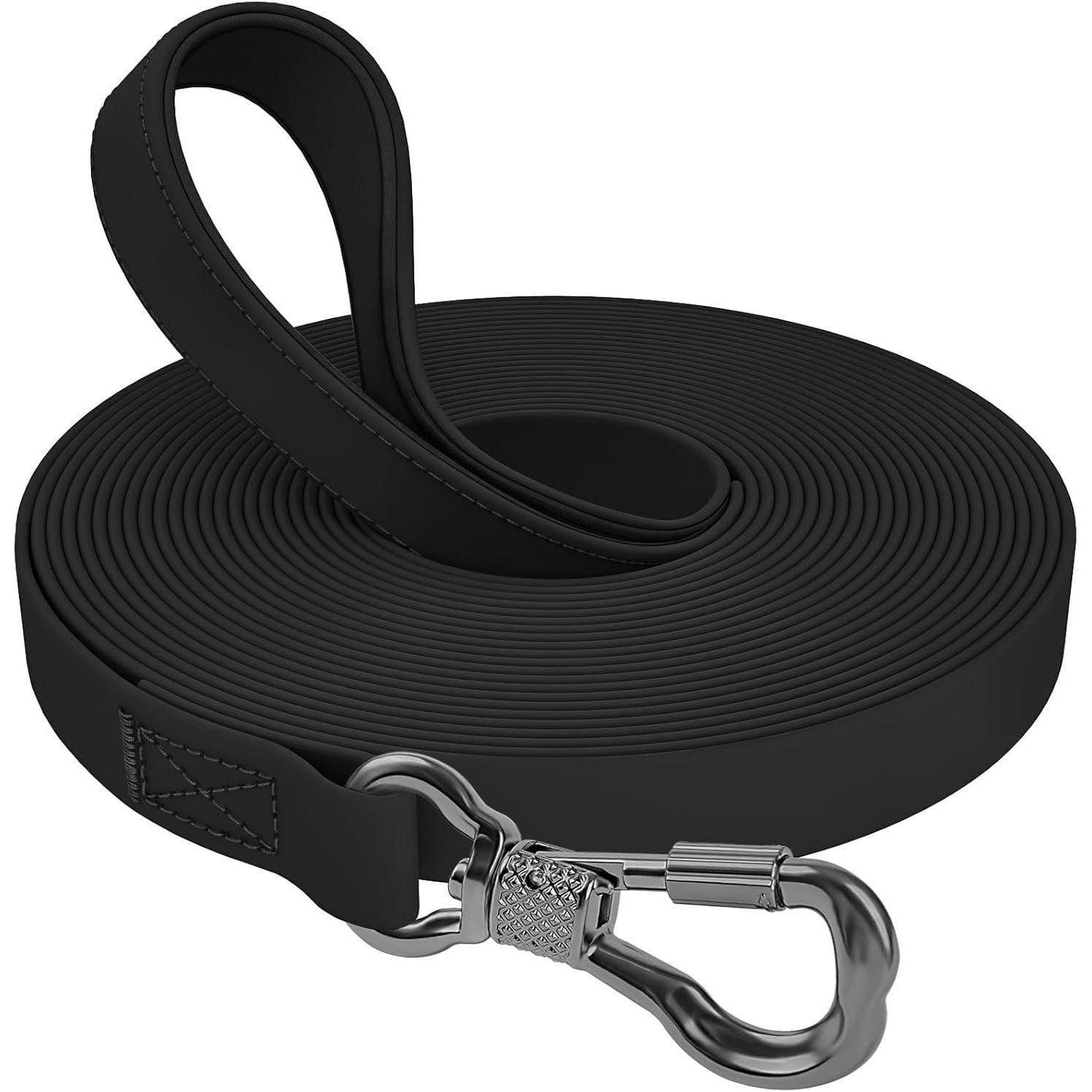 Eine schwarze Hundeleine, ordentlich aufgerollt mit einer robusten silbernen Klemme am Ende, konzipiert für Stärke und Haltbarkeit bei Outdoor-Aktivitäten.
