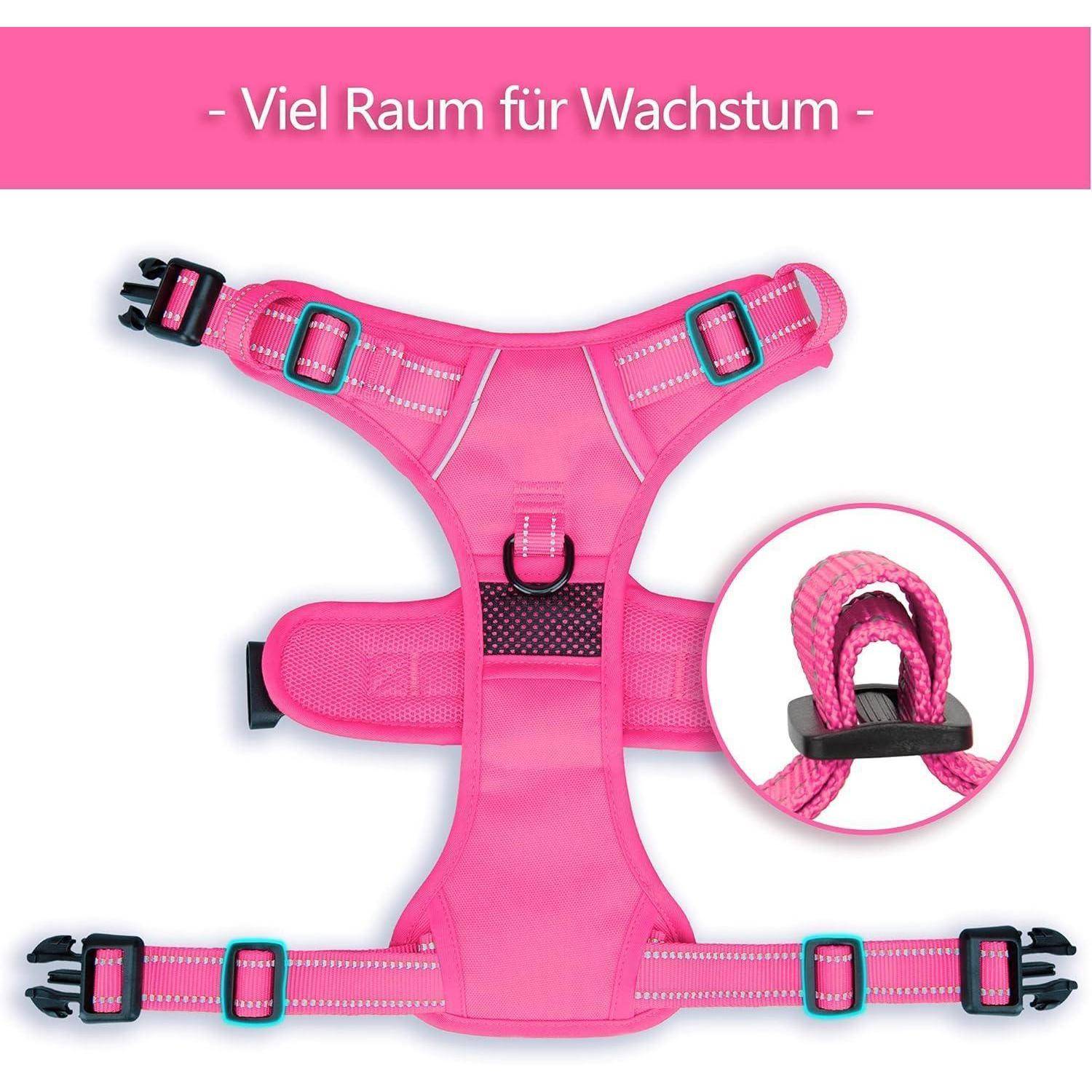 Ein rosa Geschirr mit verstellbaren schwarzen Schnallen, mit Ziernähten versehen. Einschub zeigt eine Detailansicht einer Schnalle. Text lautet „Viel Raum für Wachstum