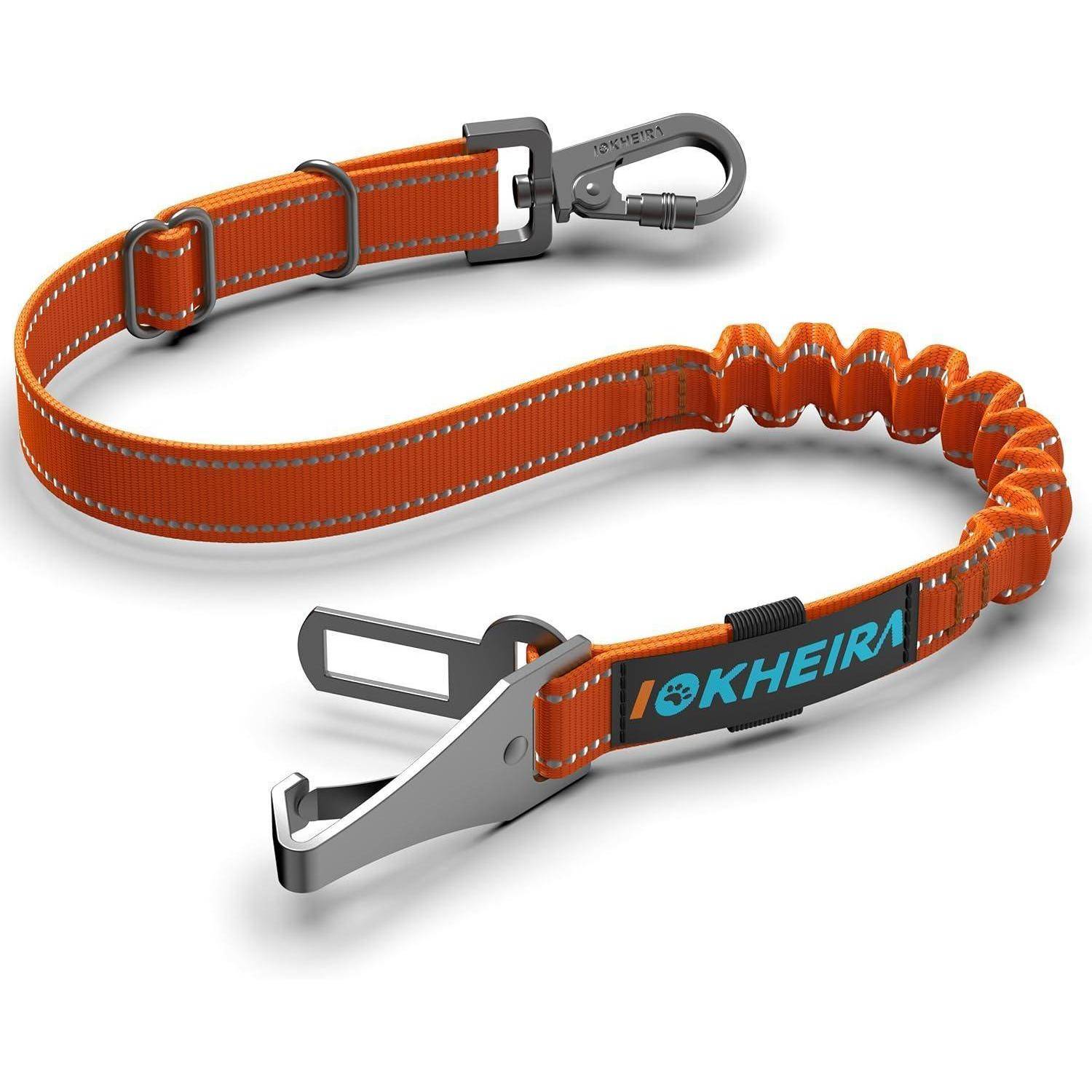 Eine orangefarbene Hundeleine mit einem schwarzen Karabiner und einer Metallschnalle, ausgestattet mit einem elastischen Abschnitt und dem Schriftzug 'OKHEIRA', entwickelt für sicheres Gassigehen mit Haustieren.