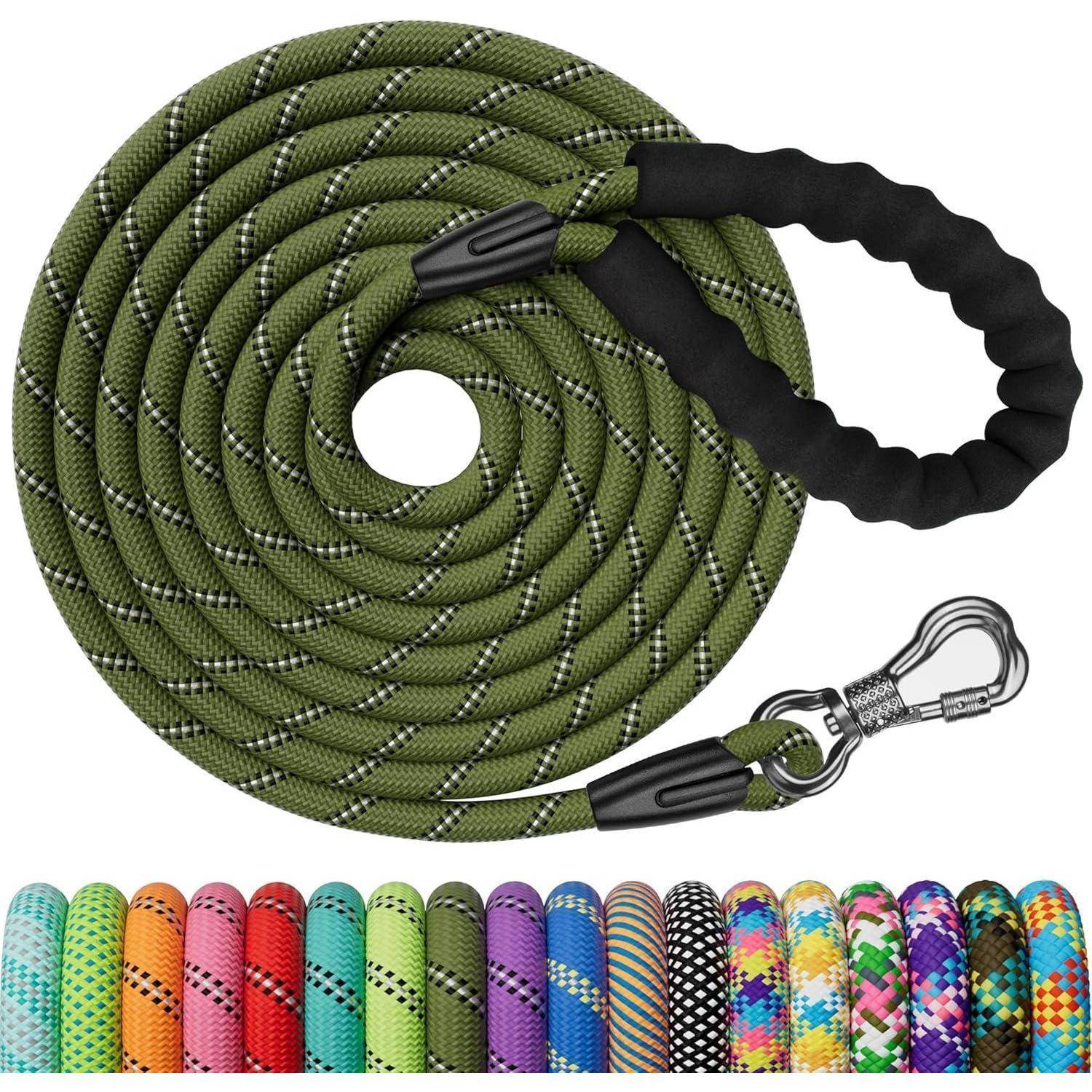 Eine aufgewickelte grüne Hundeleine mit reflektierendem Garn, angebrachtem Karabiner und gepolstertem Griff. Darüber verschiedene farbenfrohe Leinenoptionen ausgestellt.