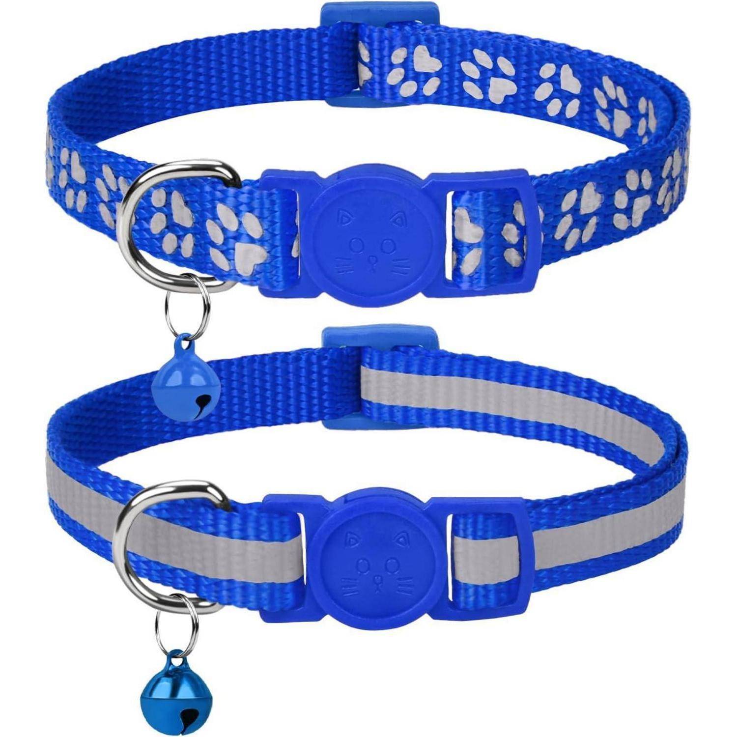Blaue Katzenhalsband mit Herz- und Pfotenabdruck-Design, ausgestattet mit einer Glocke und einem Schnellverschluss für mehr Sicherheit.