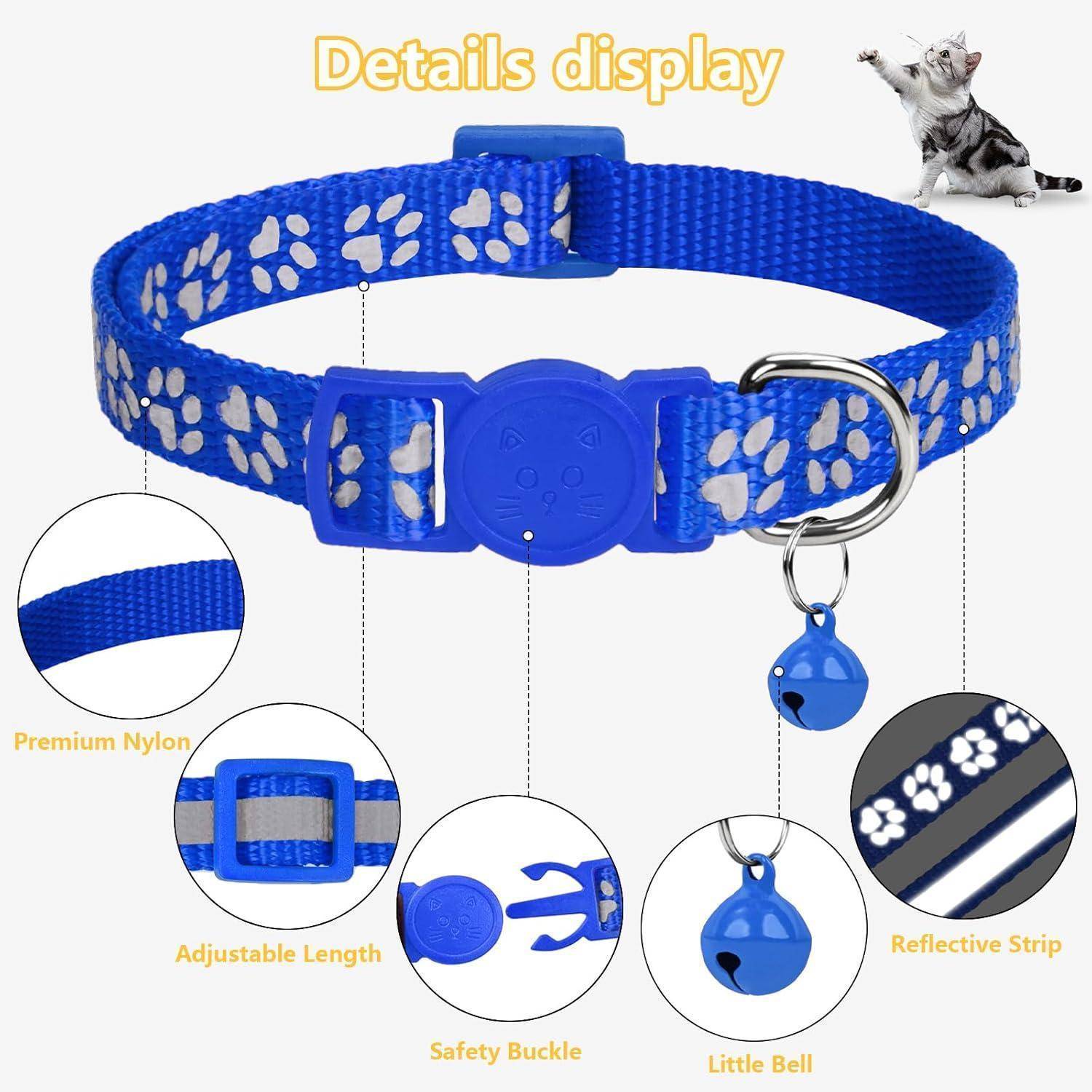 Blauer Haustier-Halsband mit weißen Pfotenabdrücken. Merkmale umfassen verstellbare Länge, Sicherheitsschnalle, reflektierende Streifen und Glöckchen.