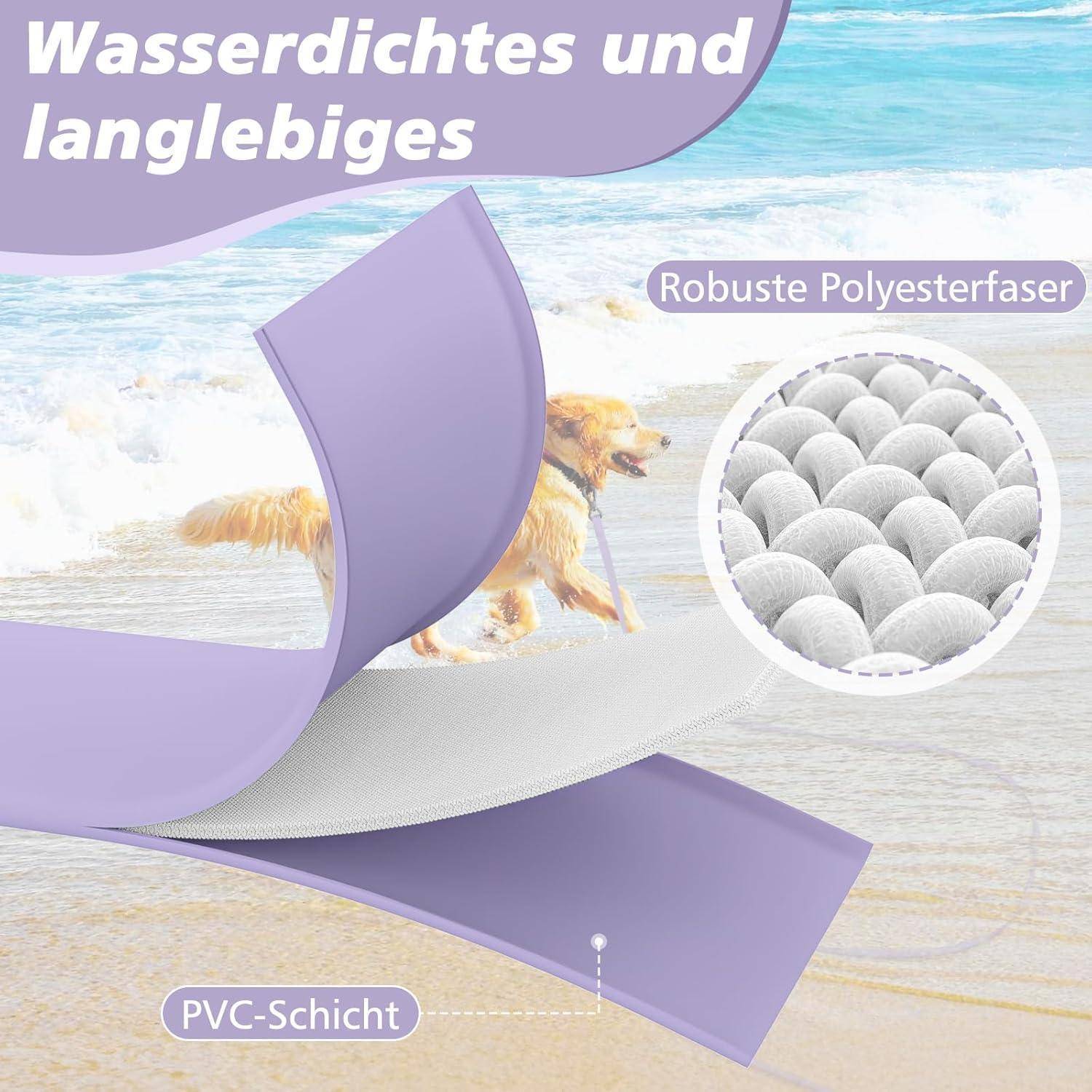 Eine lila wasserdichte Matte mit einem gewellten Design, die am Strand zu sehen ist. Ein Hund läuft im Hintergrund. Etiketten zeigen 'PVC-Schicht' und 'Robuste Polyesterfaser'.