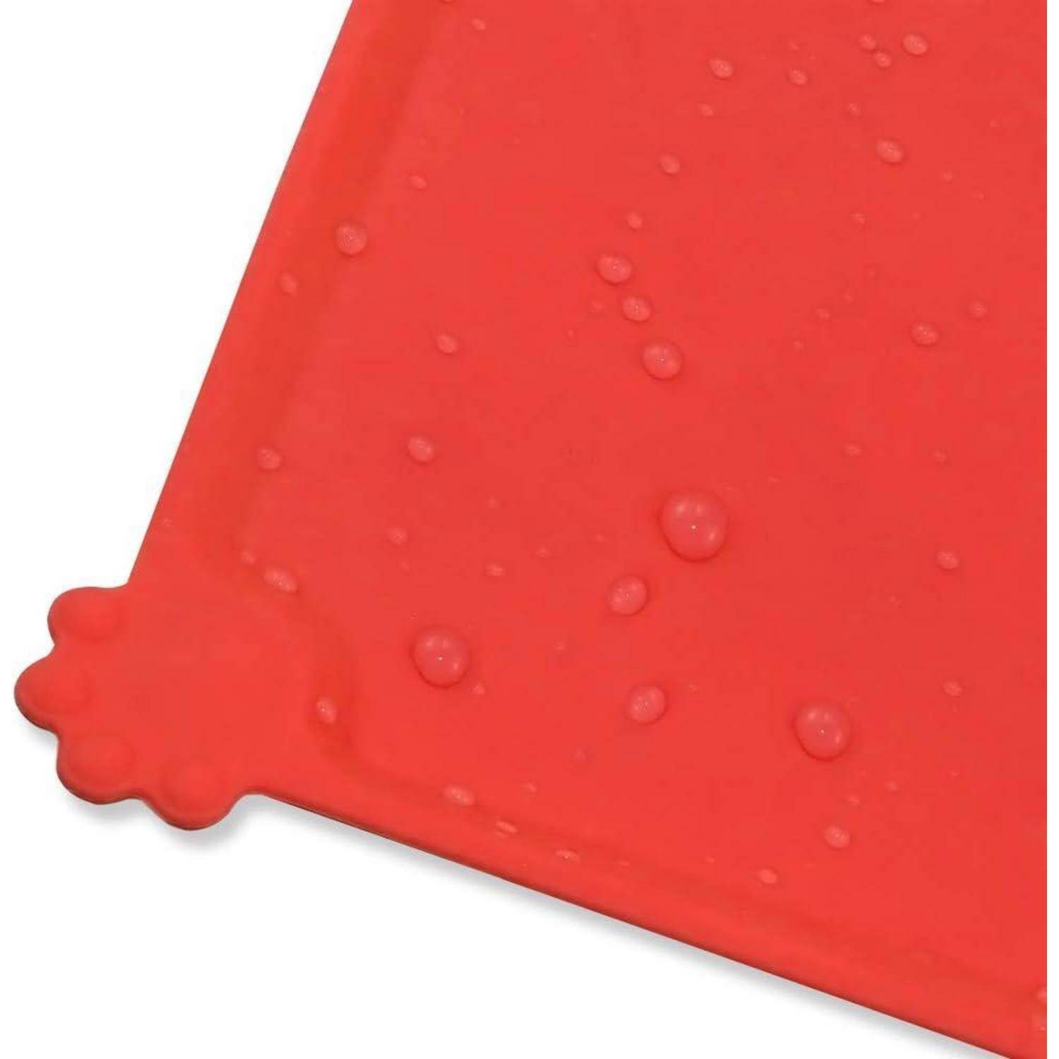 Rote Silikonmatte mit Wassertropfen, deren Ecke wie eine kleine Pfote geformt ist.