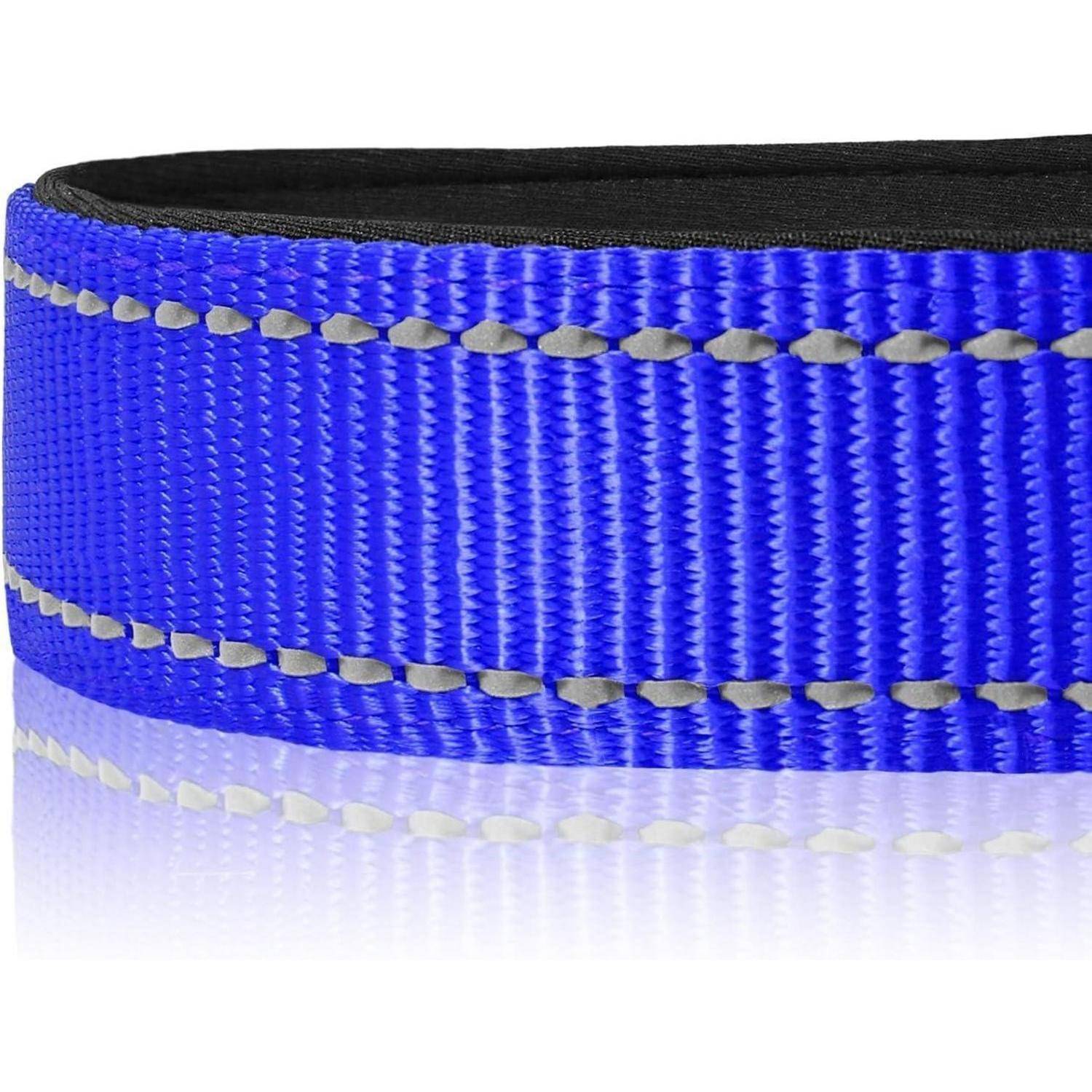 Eine Nahaufnahme eines blauen Gewebestreifens mit weißen Nähten auf einer reflektierenden Oberfläche. Die Textur und das Muster des Streifens sind deutlich erkennbar.