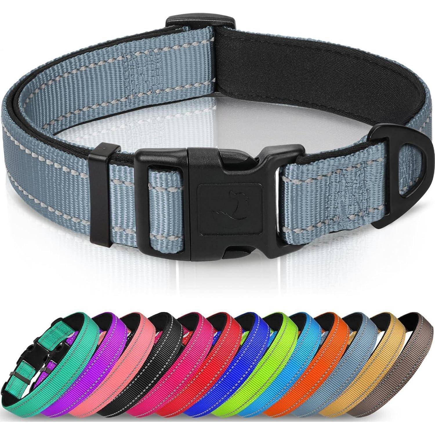 Eine Sammlung von Hundehalsband in verschiedenen Farben, einschließlich Grau, Rot, Rosa, Lila, Grün, Blau und Gelb, in einer Reihe ausgestellt.