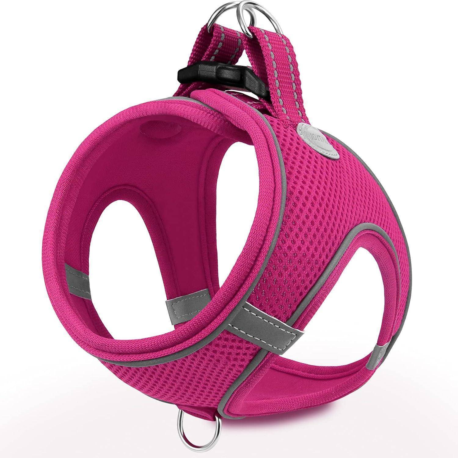 Pinker Hundegeschirr mit reflektierenden Streifen, einer schwarzen Schnalle und Metallringen zur Befestigung der Leine. Es ist für einen sicheren und bequemen Sitz konzipiert.