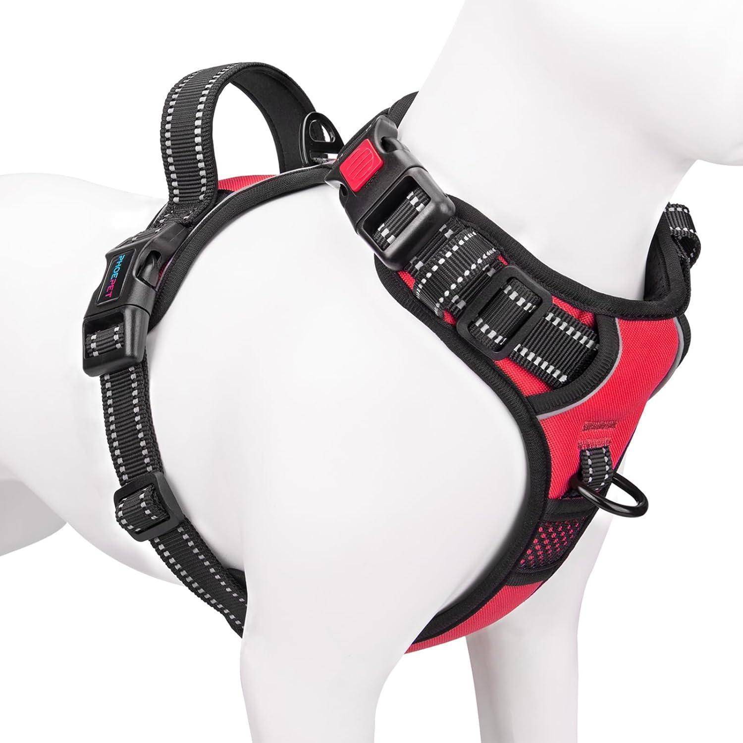 Ein rot-schwarzes Hundegeschirr mit verstellbaren Gurten und Schnellverschlussspangen, das auf einer weißen Hundemannequin präsentiert wird.