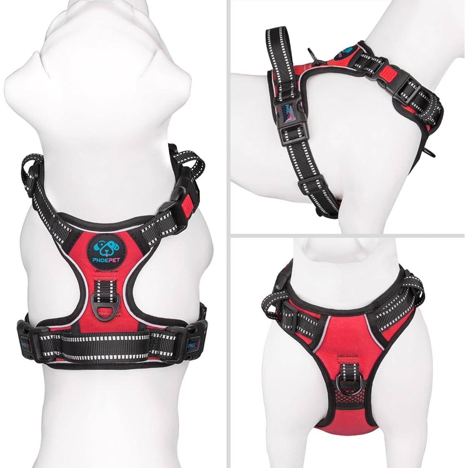 Ein weißer Schaufensterpuppen-Hund präsentiert ein rotes und schwarzes Hundegeschirr aus drei verschiedenen Blickwinkeln und zeigt dabei das Design, die Schnallen und die reflektierende Naht.