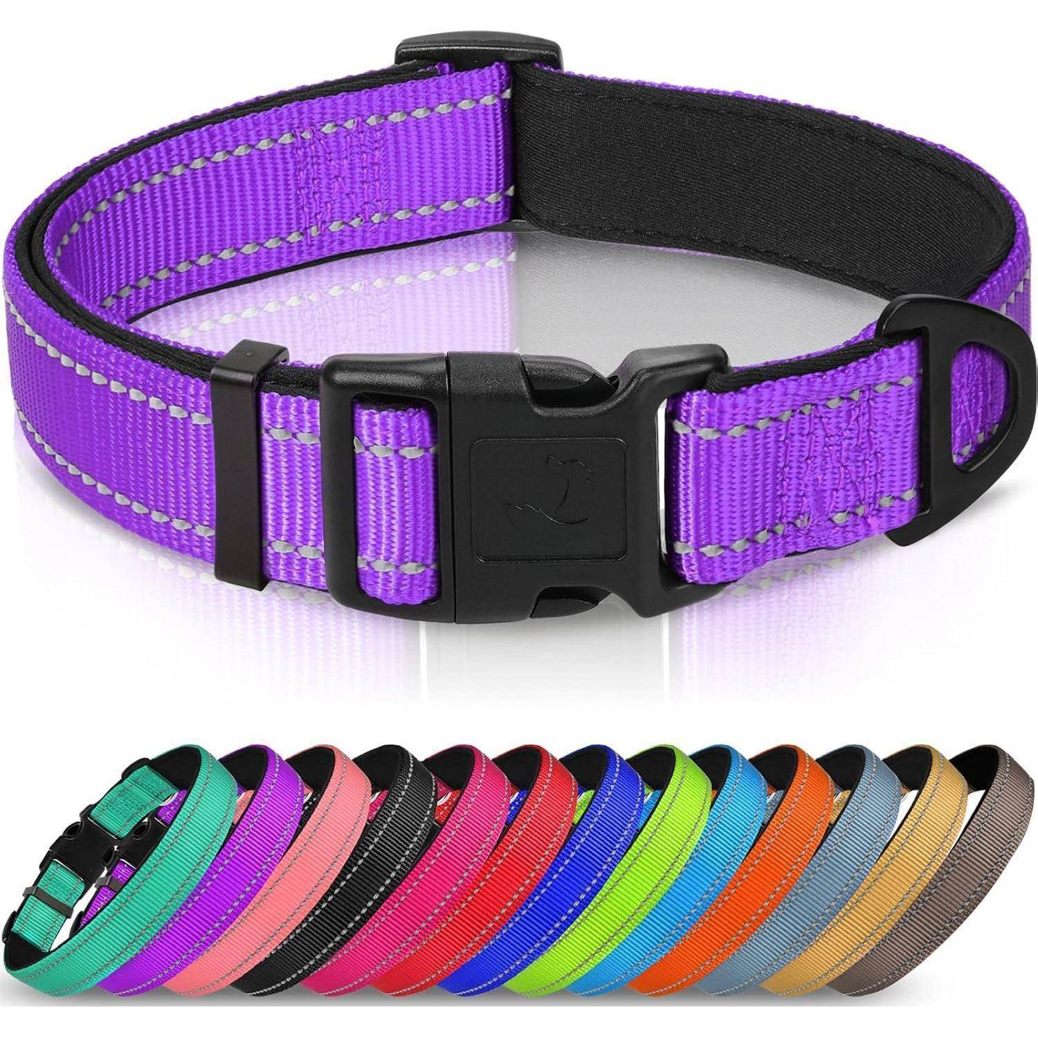 Eine Sammlung von Haustierhalsband in verschiedenen Farben, einschließlich Lila, Blau, Rot, Rosa, Grün und weiteren, präsentiert vor einem weißen Hintergrund.