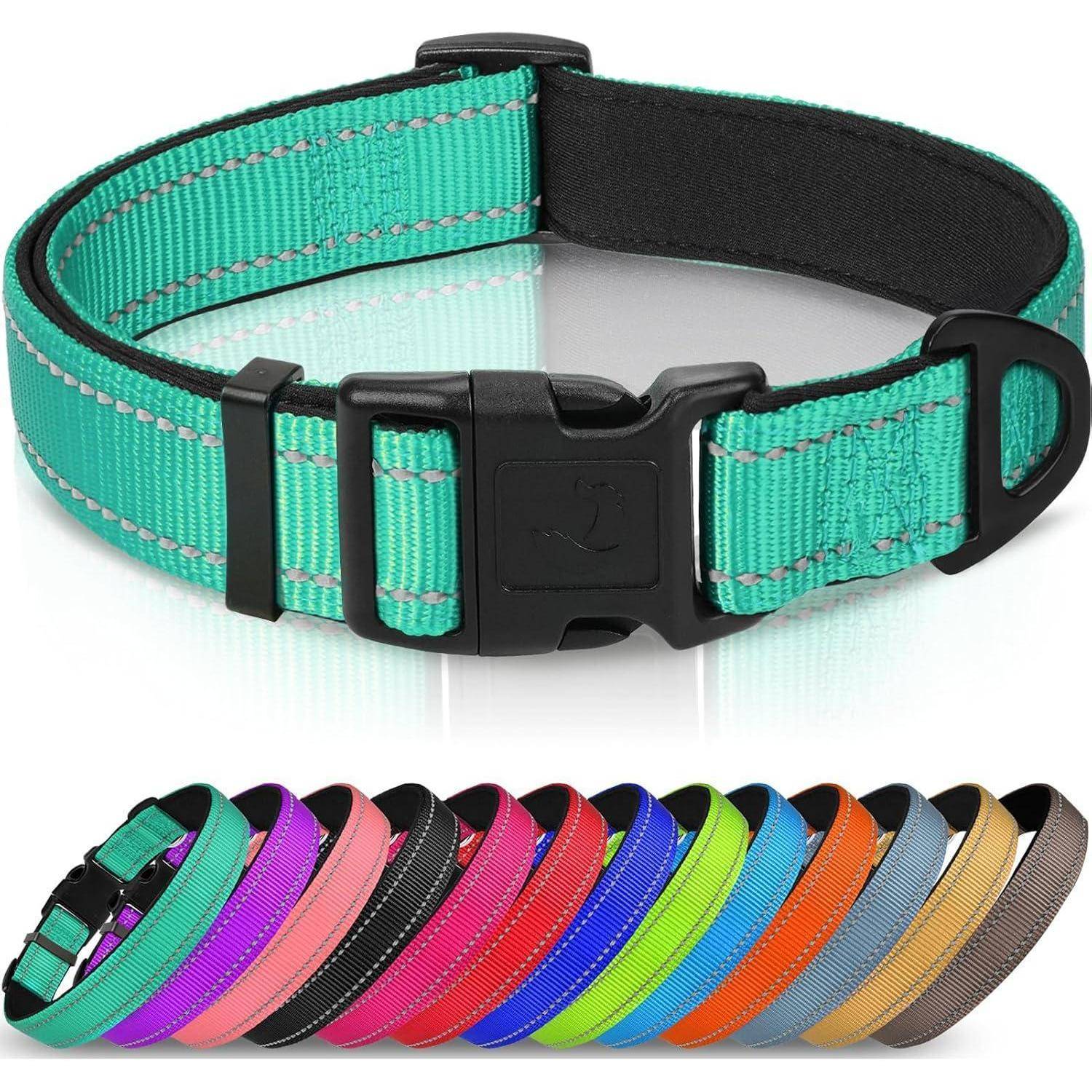 Ein türkisfarbenes, verstellbares Haustierhalsband mit einer schwarzen Schnalle und reflektierender Naht wird gezeigt. Darunter befinden sich zehn Halsbänder in verschiedenen Farben.