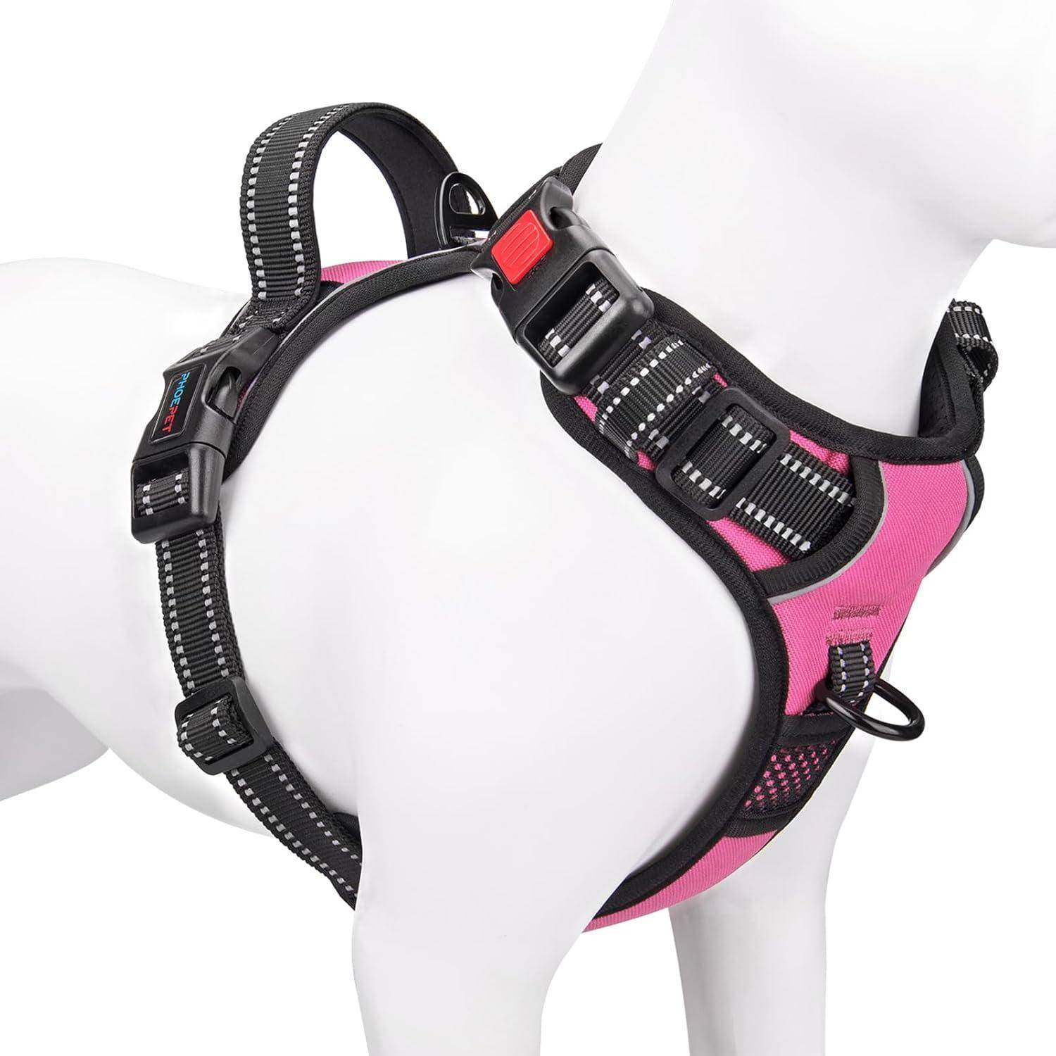 Ein rosa und schwarzes Hundegeschirr mit verstellbaren Riemen und Schnallen, entwickelt für Komfort und Sicherheit, präsentiert auf einer weißen Schaufensterpuppe.