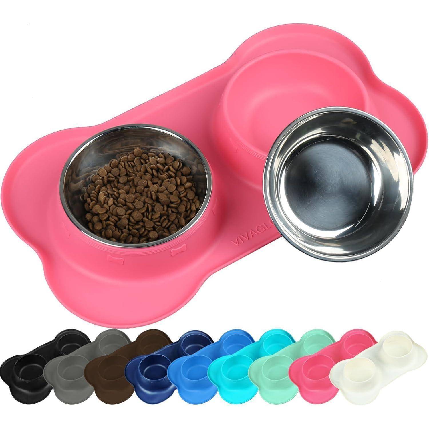Doppelnapf-Set mit rosa knochenförmiger Matte, bestehend aus einem Napf gefüllt mit Trockenfutter und einem leeren Napf. Verschiedene Mattenfarben werden unten gezeigt.
