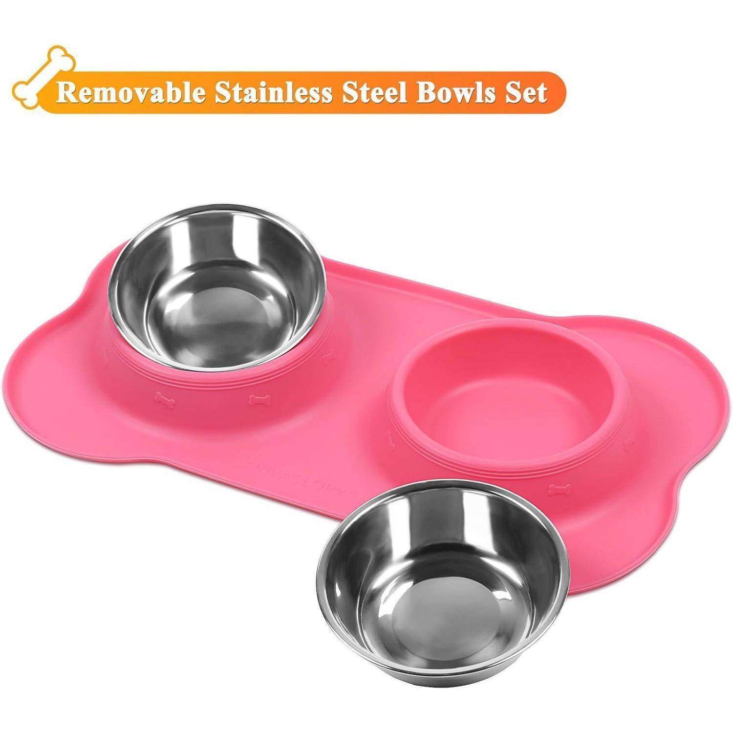Eine rosa hundeknochenfömige Matte mit zwei herausnehmbaren Edelstahlnäpfen, die für die Fütterung von Haustieren konzipiert ist.