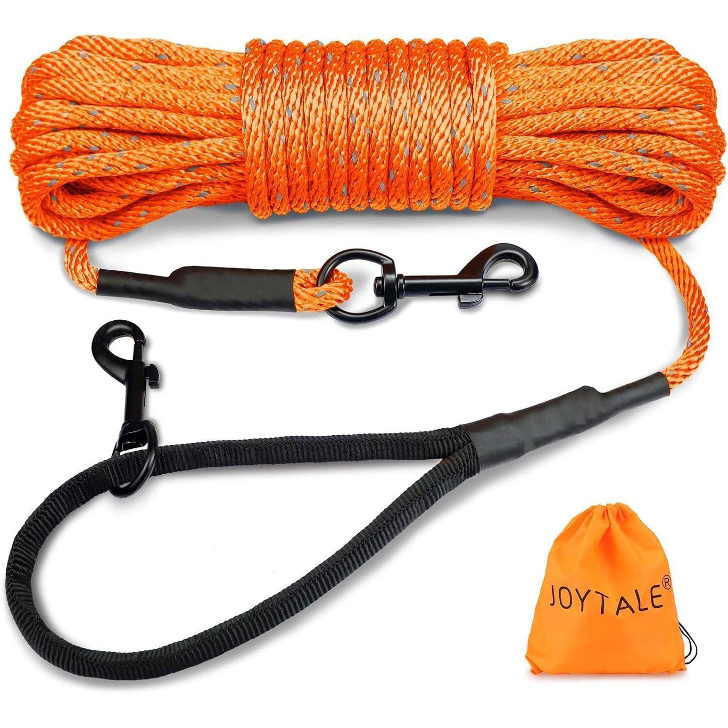 Eine orangefarbene Hundetrainingsleine mit Metallkarabinern, aufgerollt und ausgestreckt, verfügt über einen schwarzen Griff und wird mit einem orangefarbenen Aufbewahrungsbeutel geliefert, auf dem 'JOYTALE' steht.