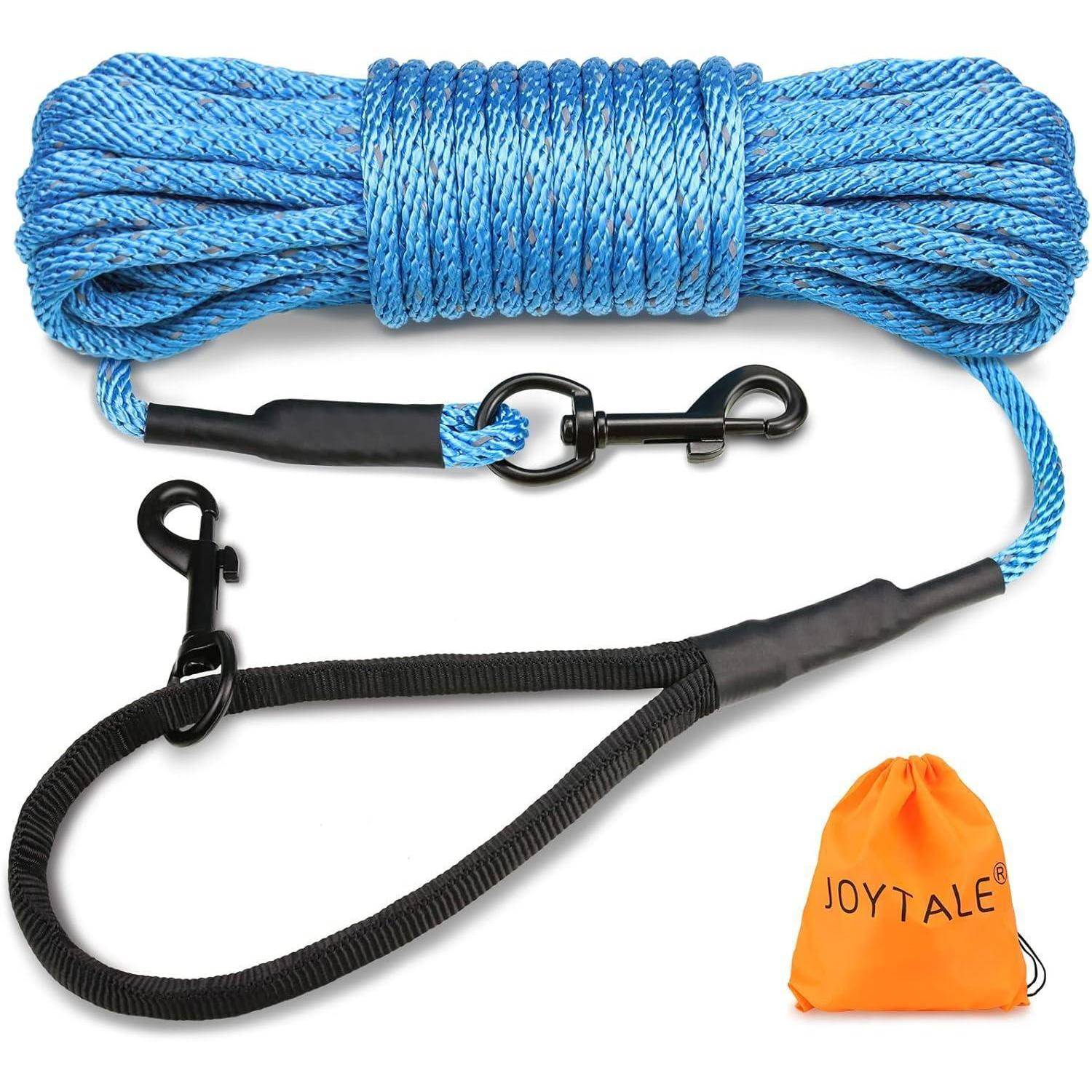 Blaues Hundeleine-Seilzugkabel mit schwarzen Enden, zwei Karabinern und einer orangefarbenen Tragetasche mit der Aufschrift 