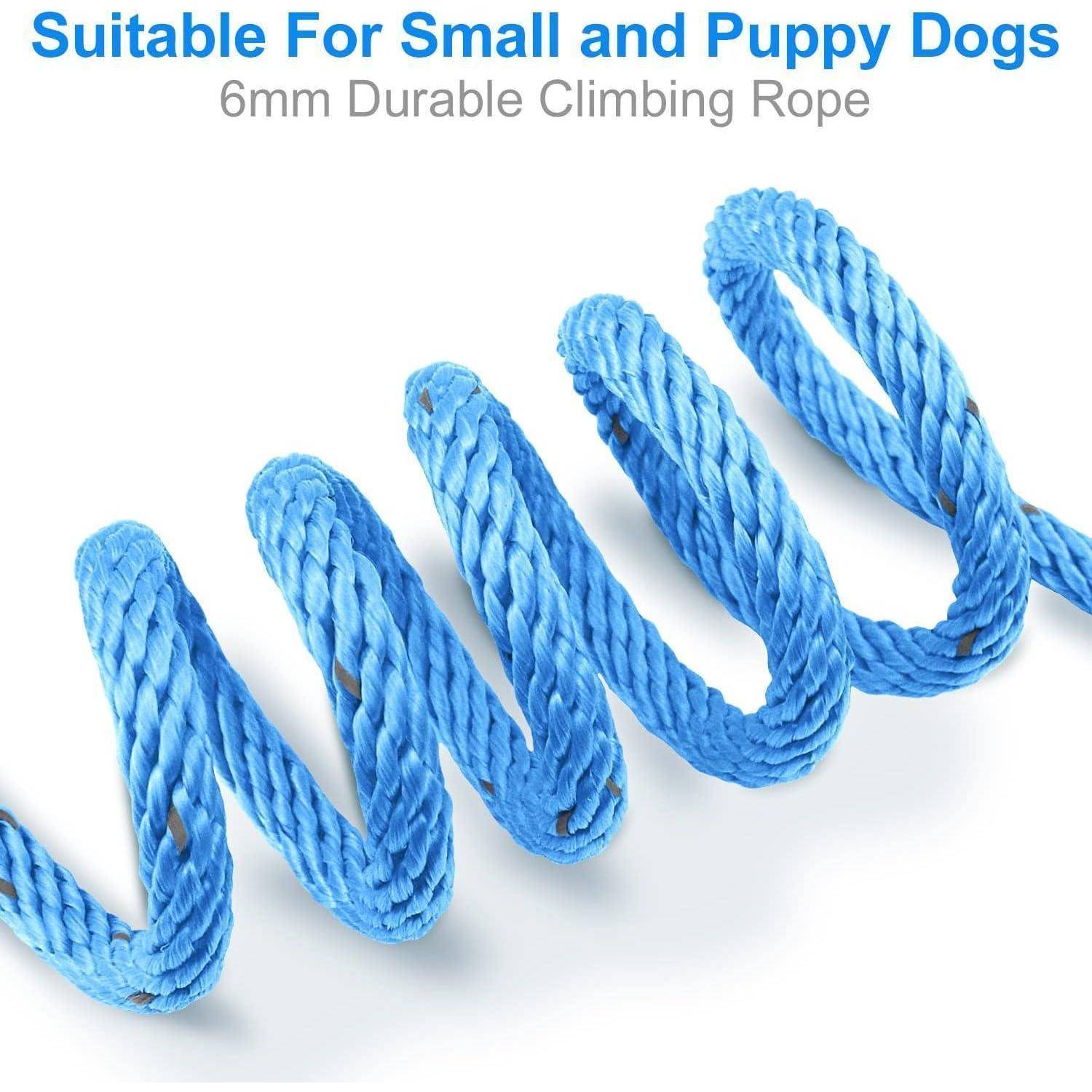Blaues Kletterseil für kleine und Hundewelpen, 6 mm dick, aufgewickelt auf weißem Hintergrund.
