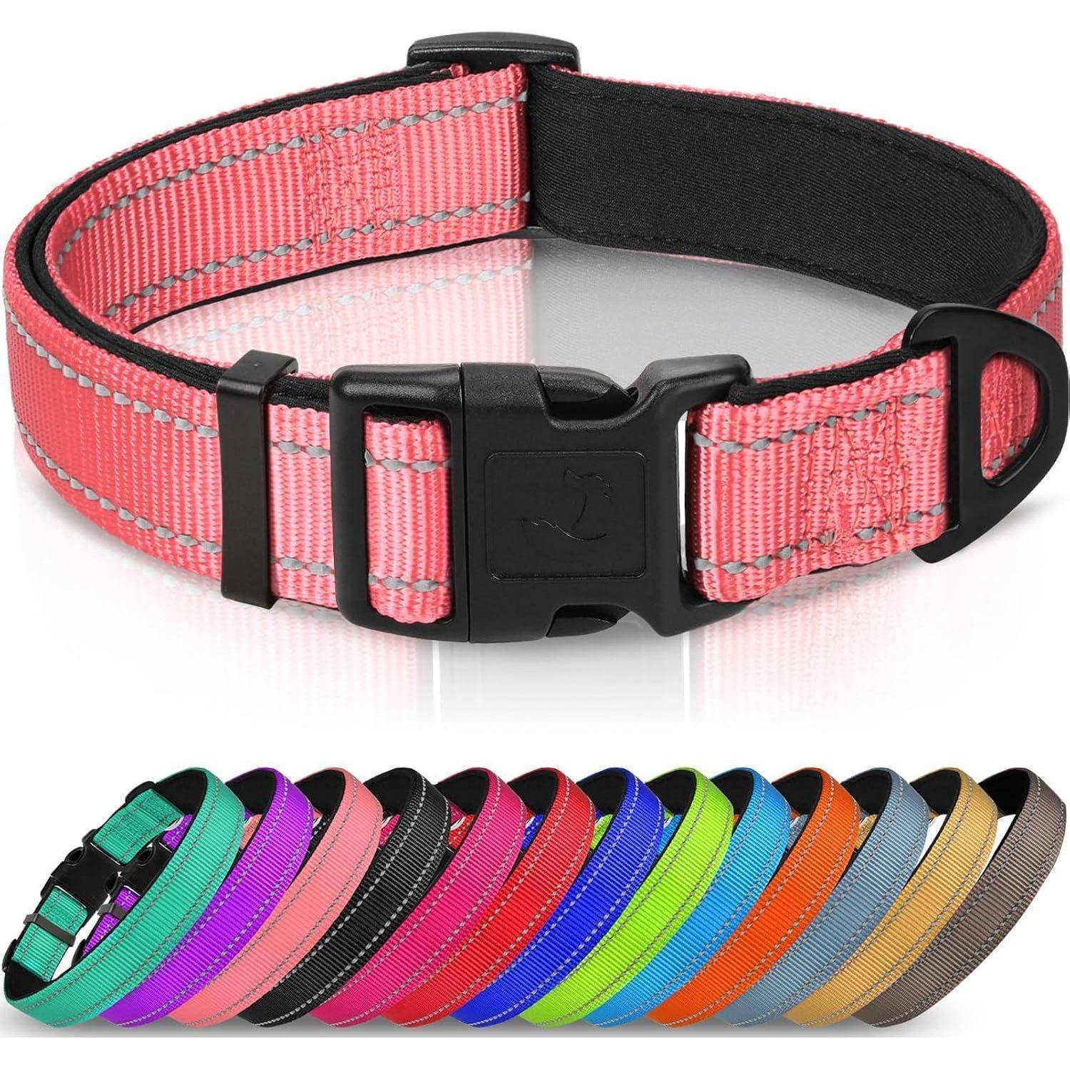 Ein rosa verstellbarer Hundehalsband mit einer schwarzen Plastikschnalle ist zu sehen, zusammen mit einer Auswahl ähnlicher Halsbänder in verschiedenen Farben.